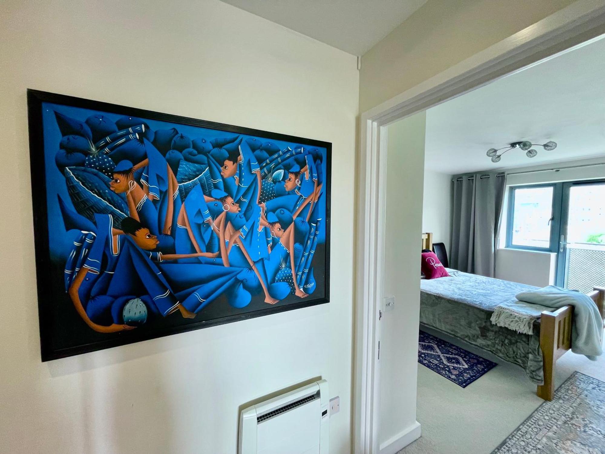 Waterfall Oasis: Luxury Wembley With Parking Apartment *