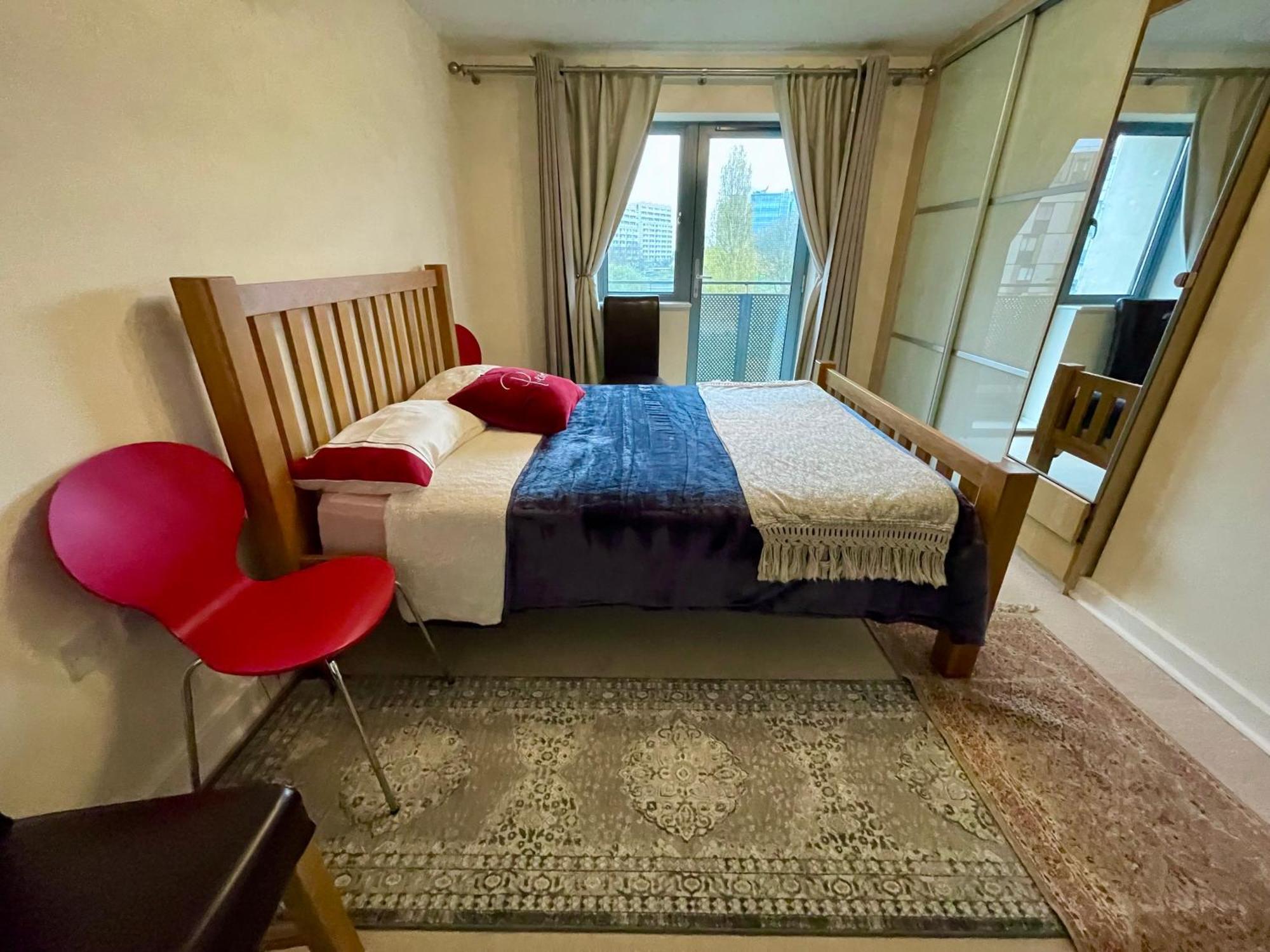 Waterfall Oasis: Luxury Wembley With Parking Apartment London