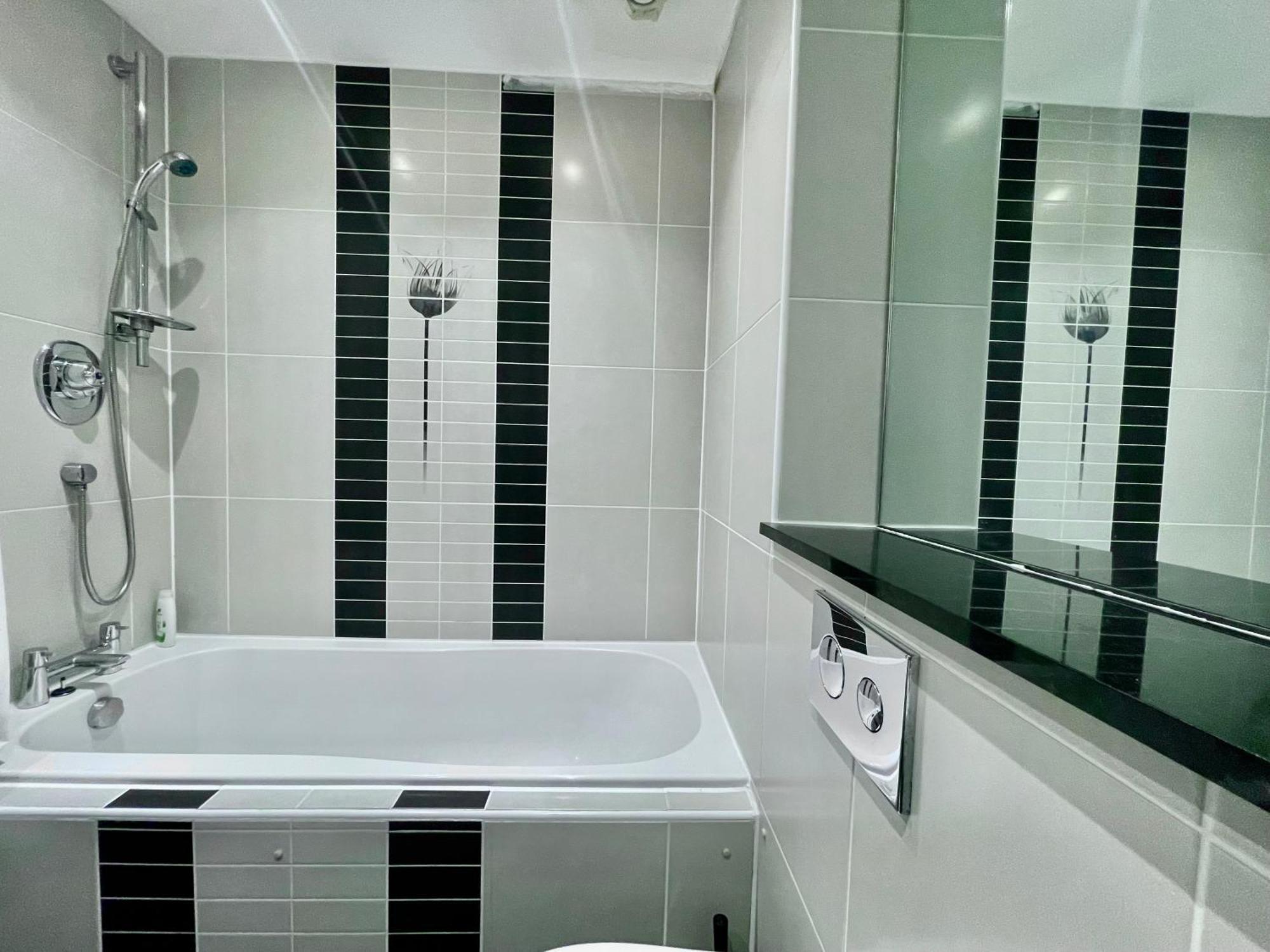 Waterfall Oasis: Luxury Wembley With Parking