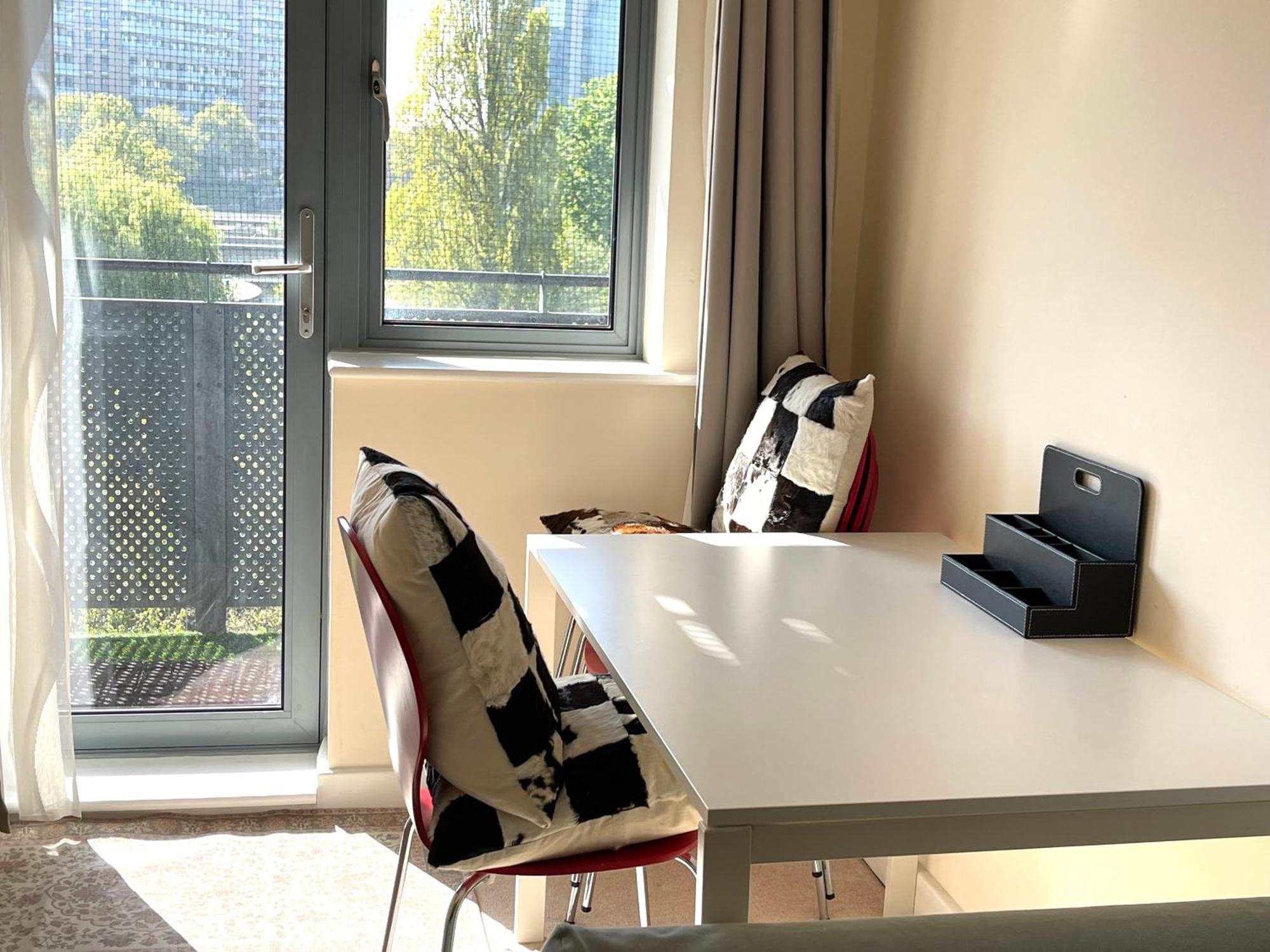 Waterfall Oasis: Luxury Wembley With Parking *