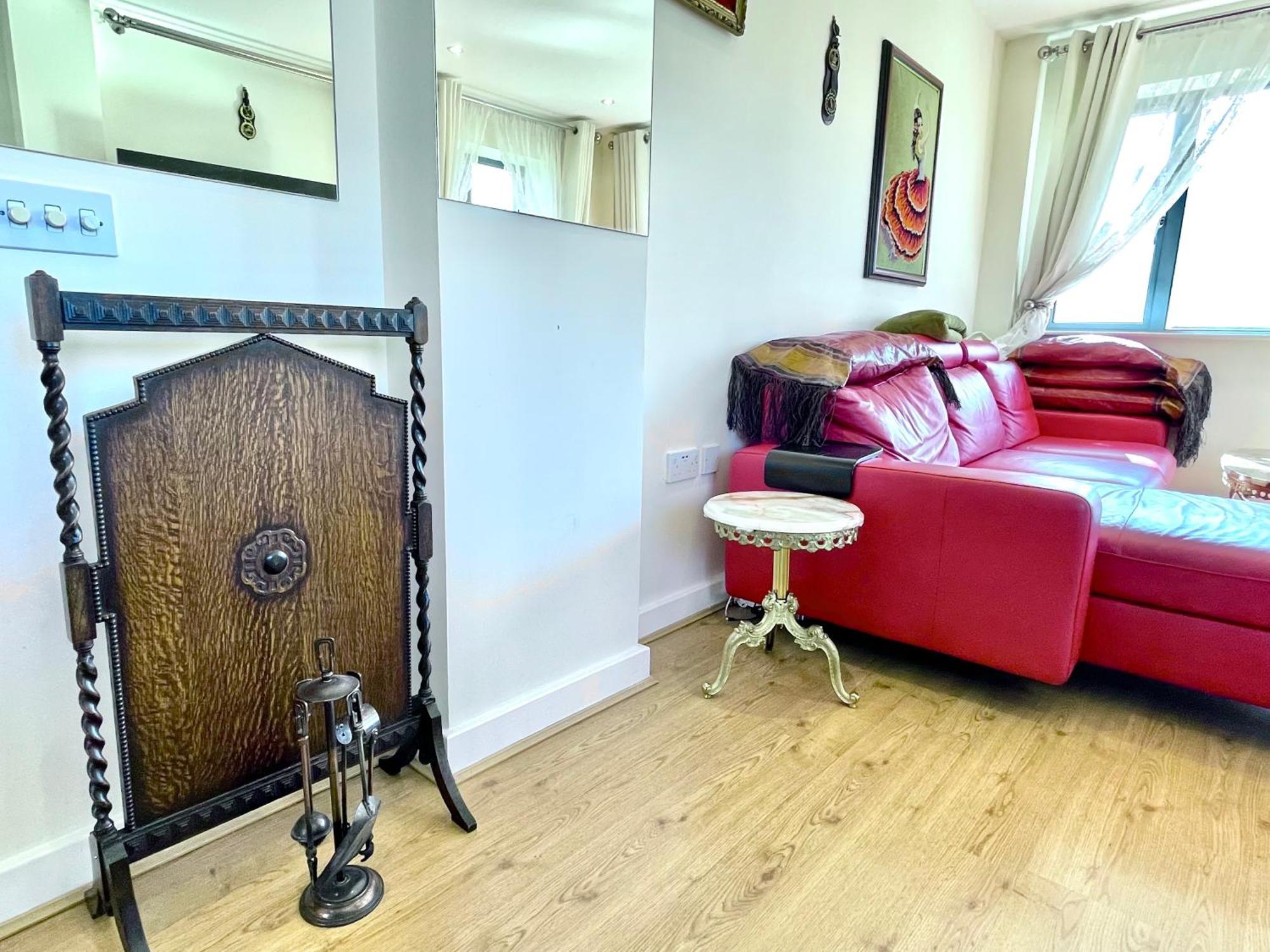 Apartment Waterfall Oasis: Luxury Wembley With Parking London
