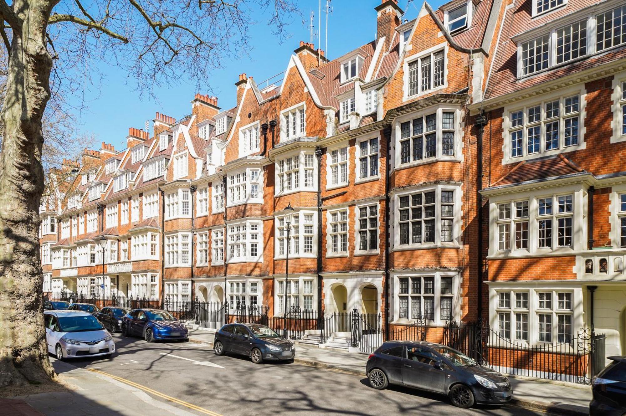 Stylish Family Near Kensington High Street *