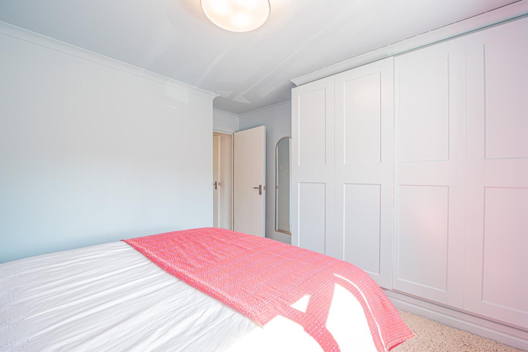 Apartment Modern 1-bed Flat With Free Parking In West