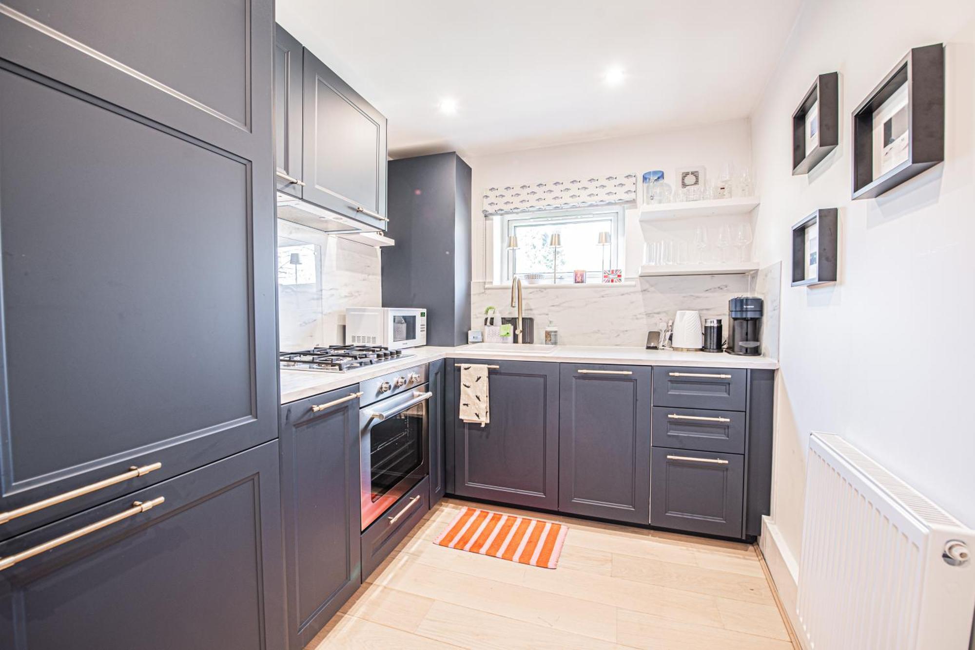 Modern 1-bed Flat With Free Parking In West Apartment *