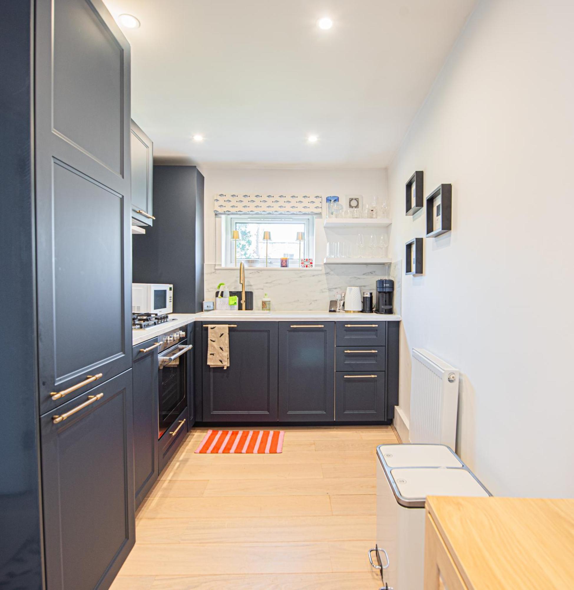 Apartment Modern 1-bed Flat With Free Parking In West *