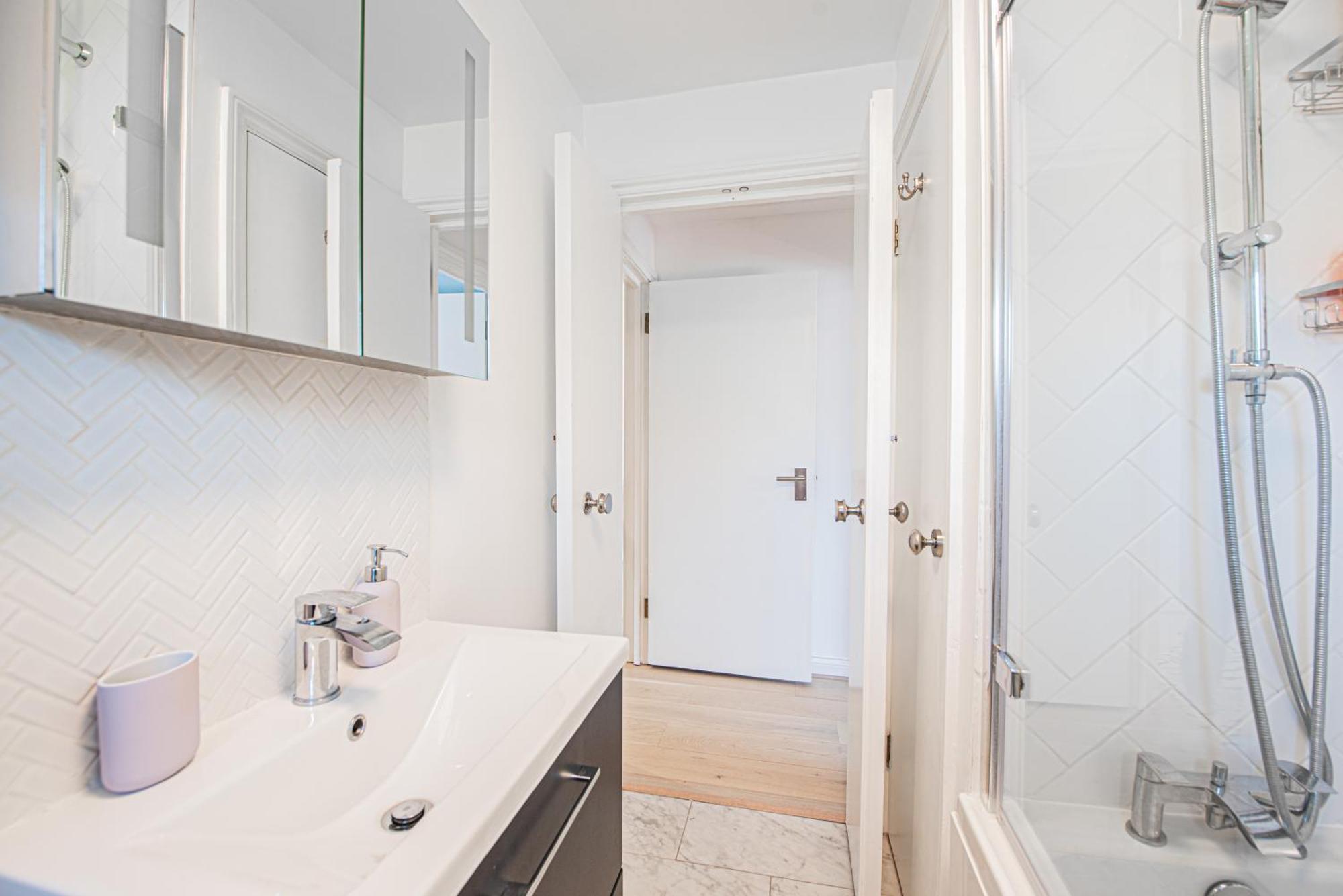 Apartment Modern 1-bed Flat With Free Parking In West London