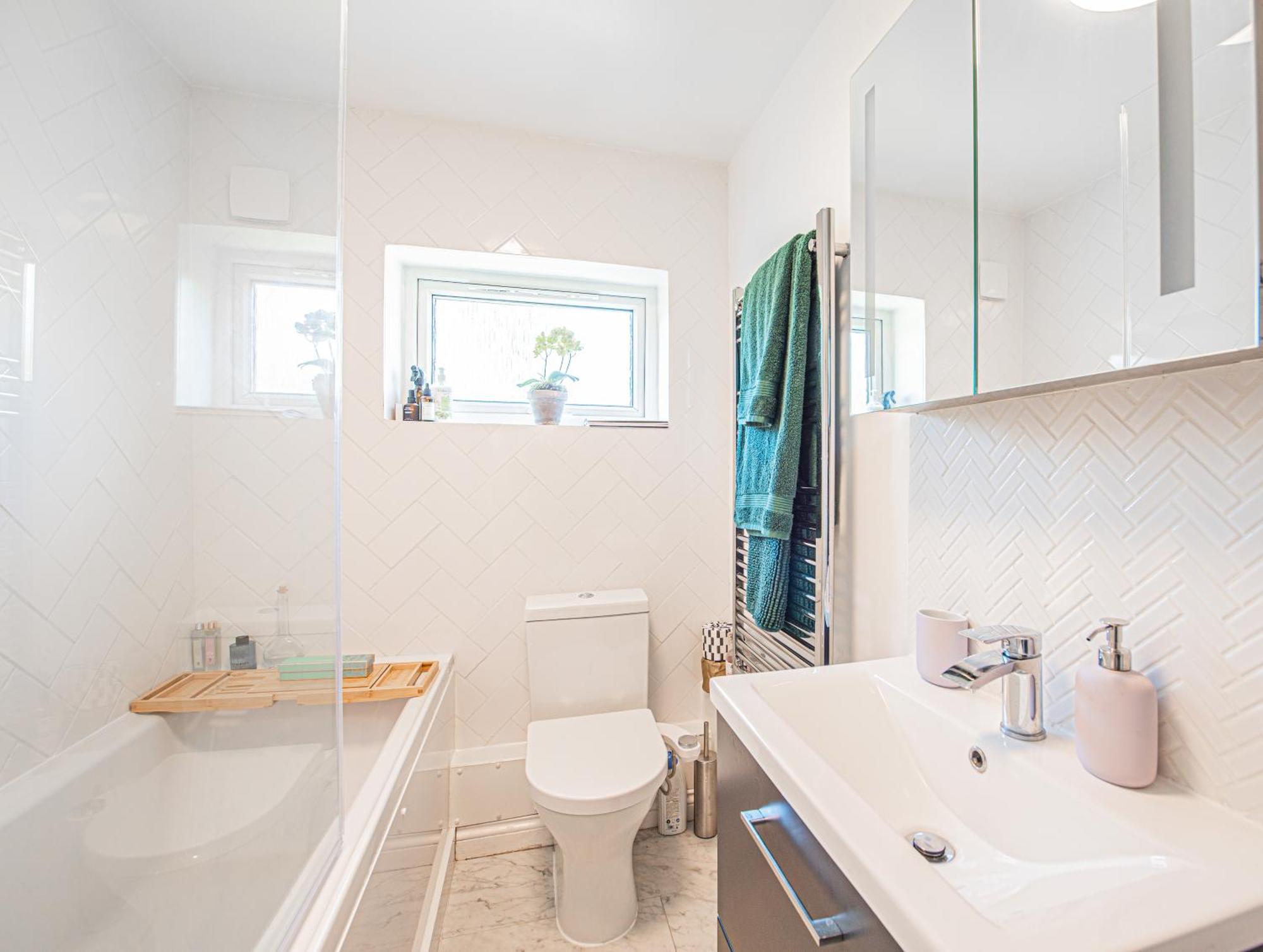 Modern 1-bed Flat With Free Parking In West Apartment