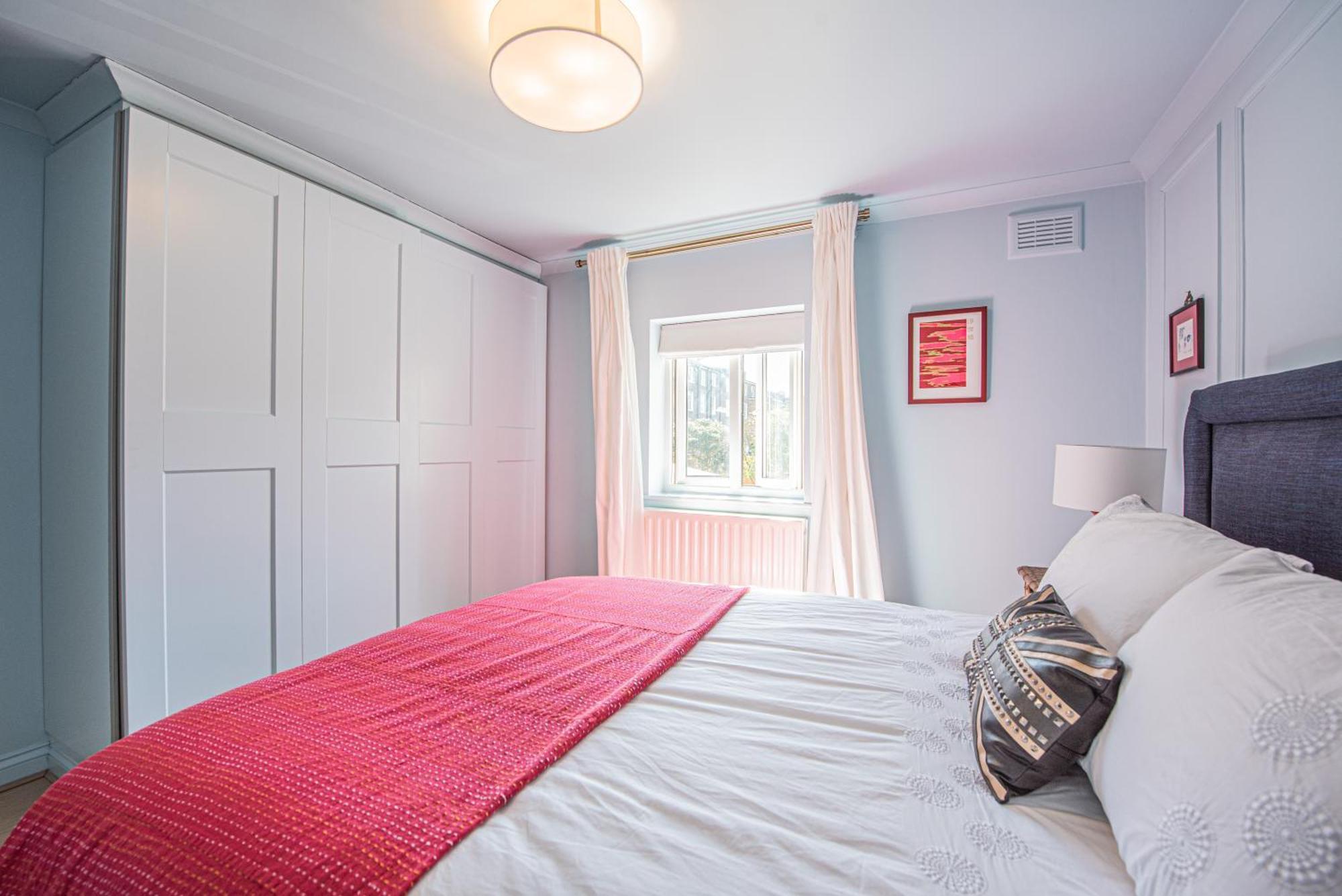 Apartment Modern 1-bed Flat With Free Parking In West