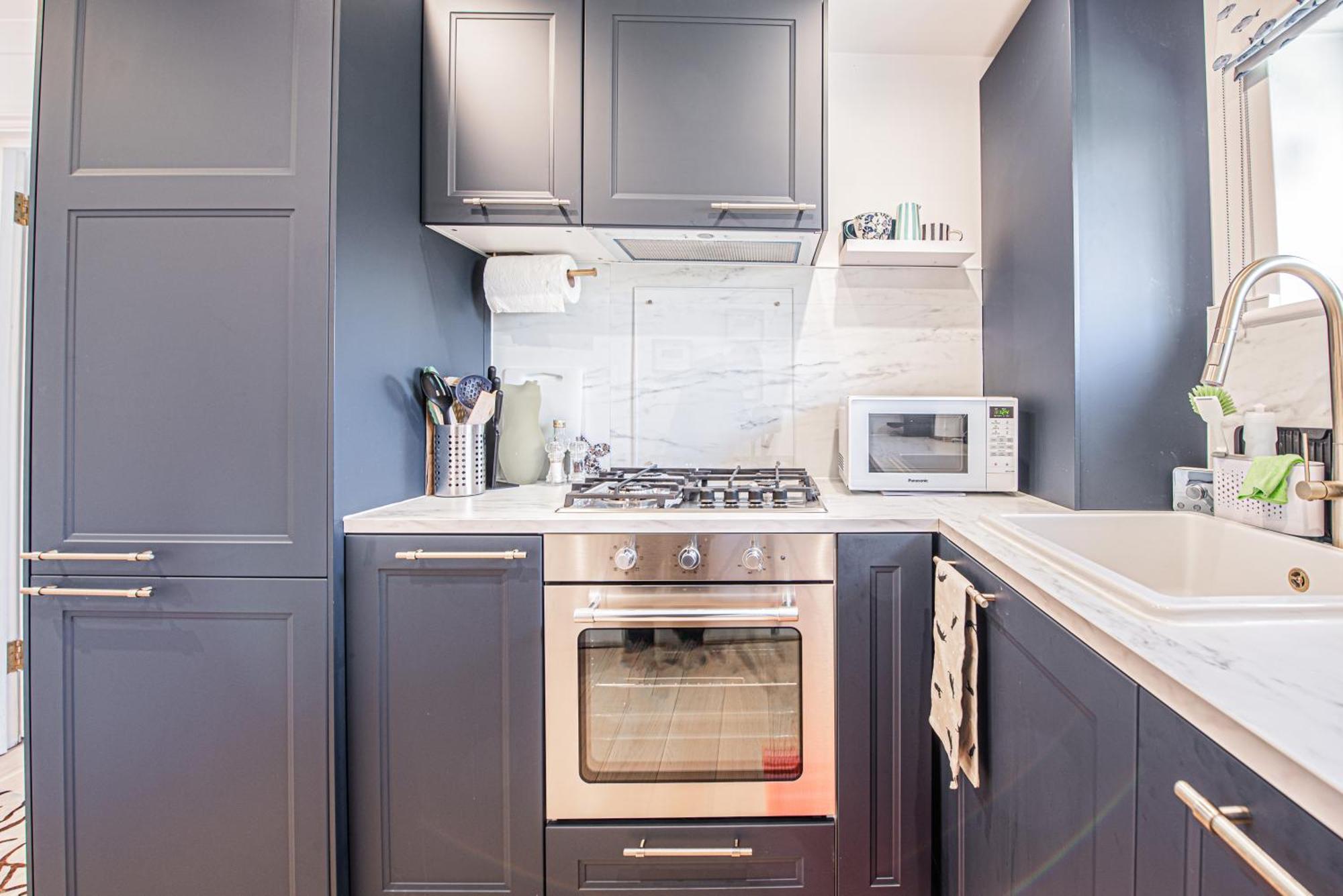 Modern 1-bed Flat With Free Parking In West