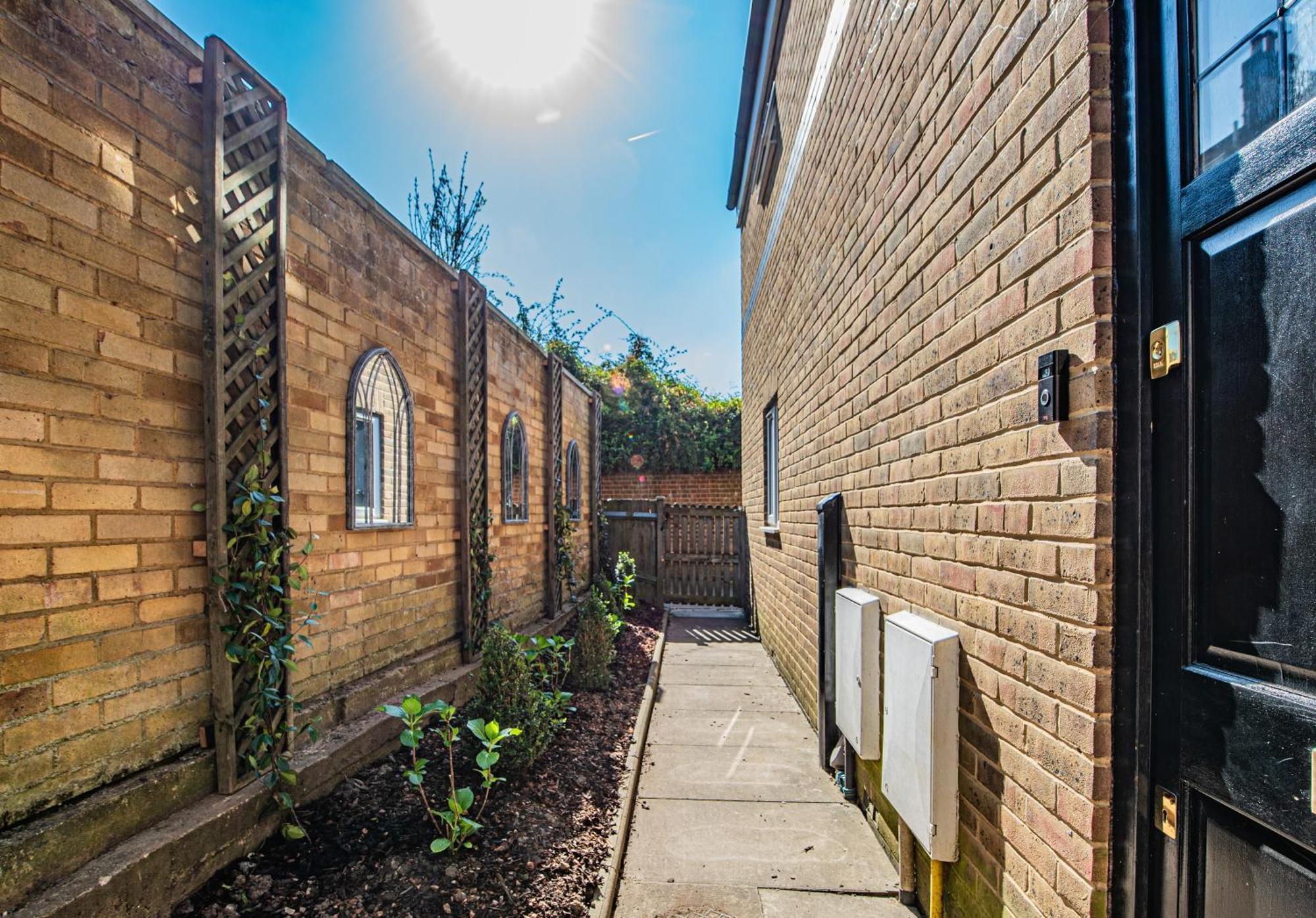 Apartment Modern 1-bed Flat With Free Parking In West *
