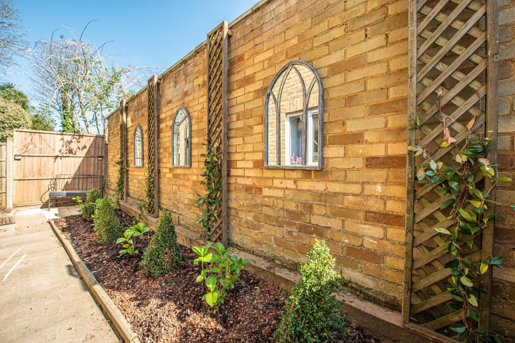 Modern 1-bed Flat With Free Parking In West London