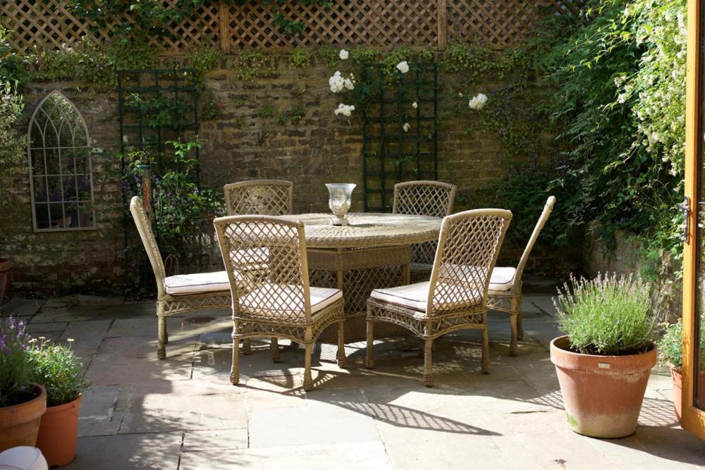 Spacious Flat With South Facing Garden London