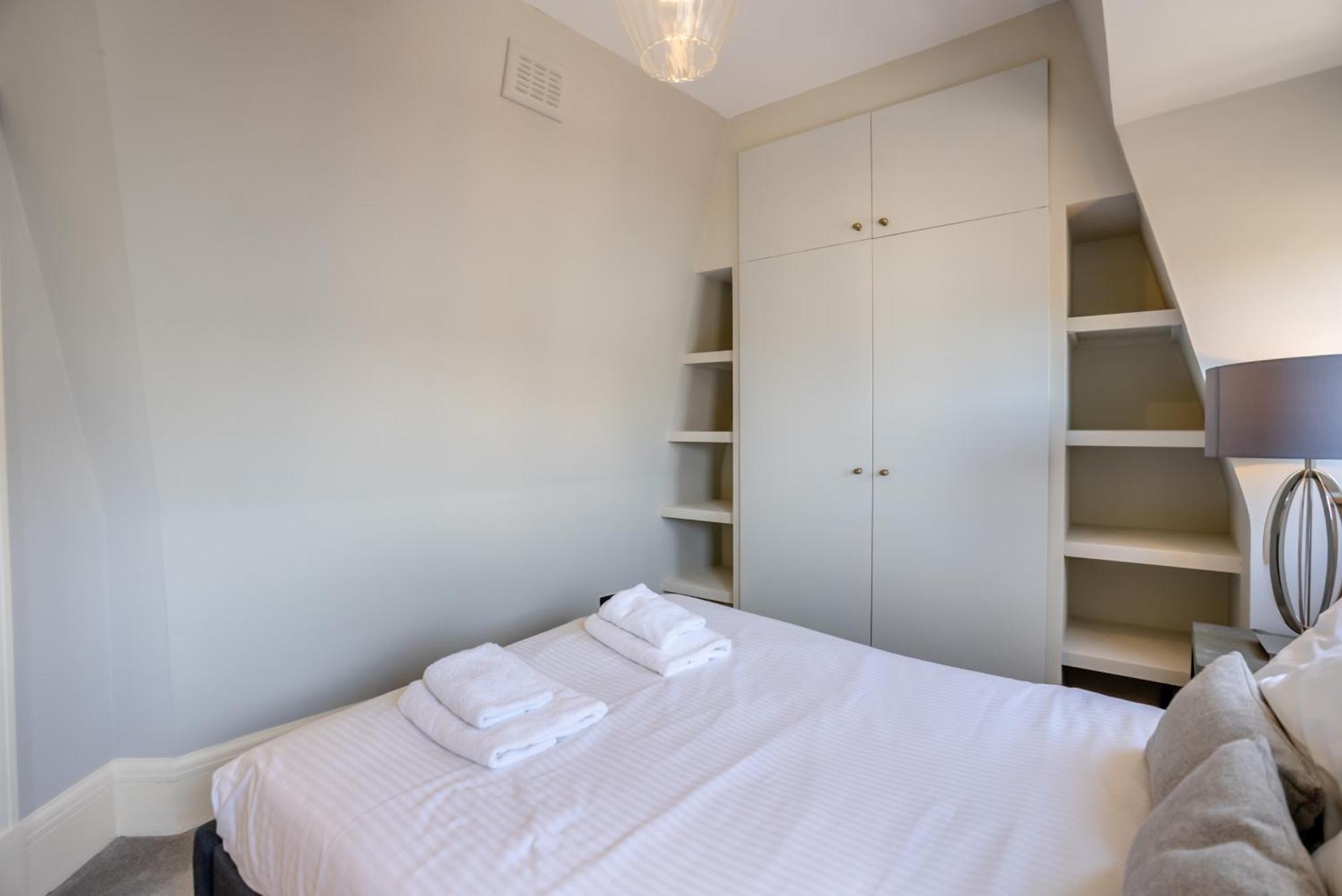 Regents Park Apartment *