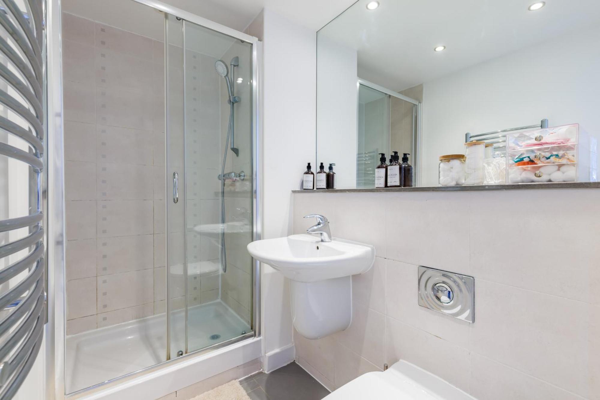Apartment Stunning 2-bed, 2-bath With Balcony Views Stratford Westfield