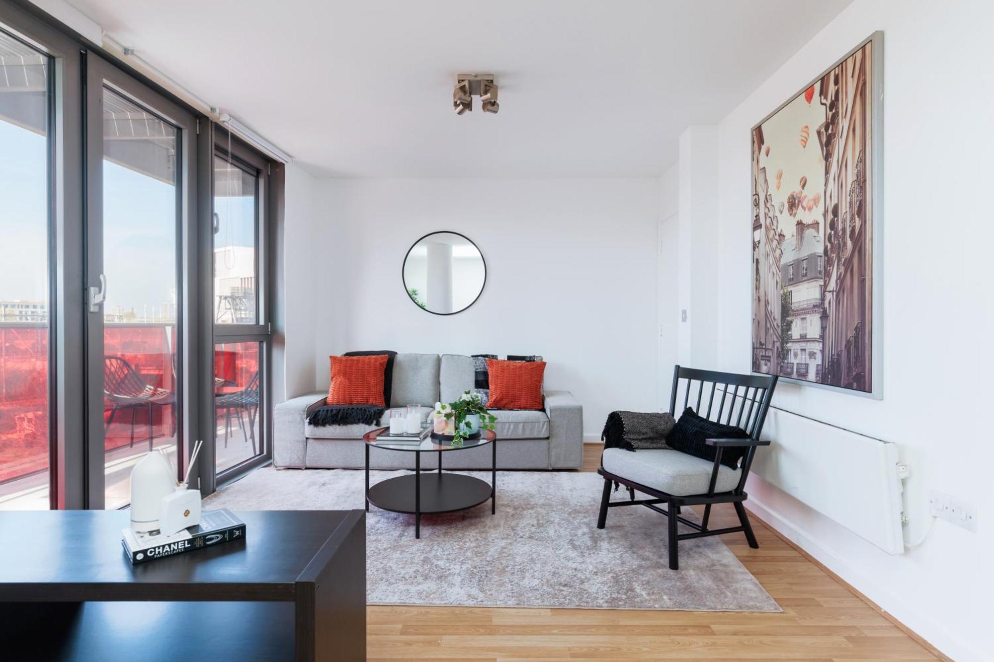 Stunning 2-bed, 2-bath With Balcony Views Stratford Westfield Apartment
