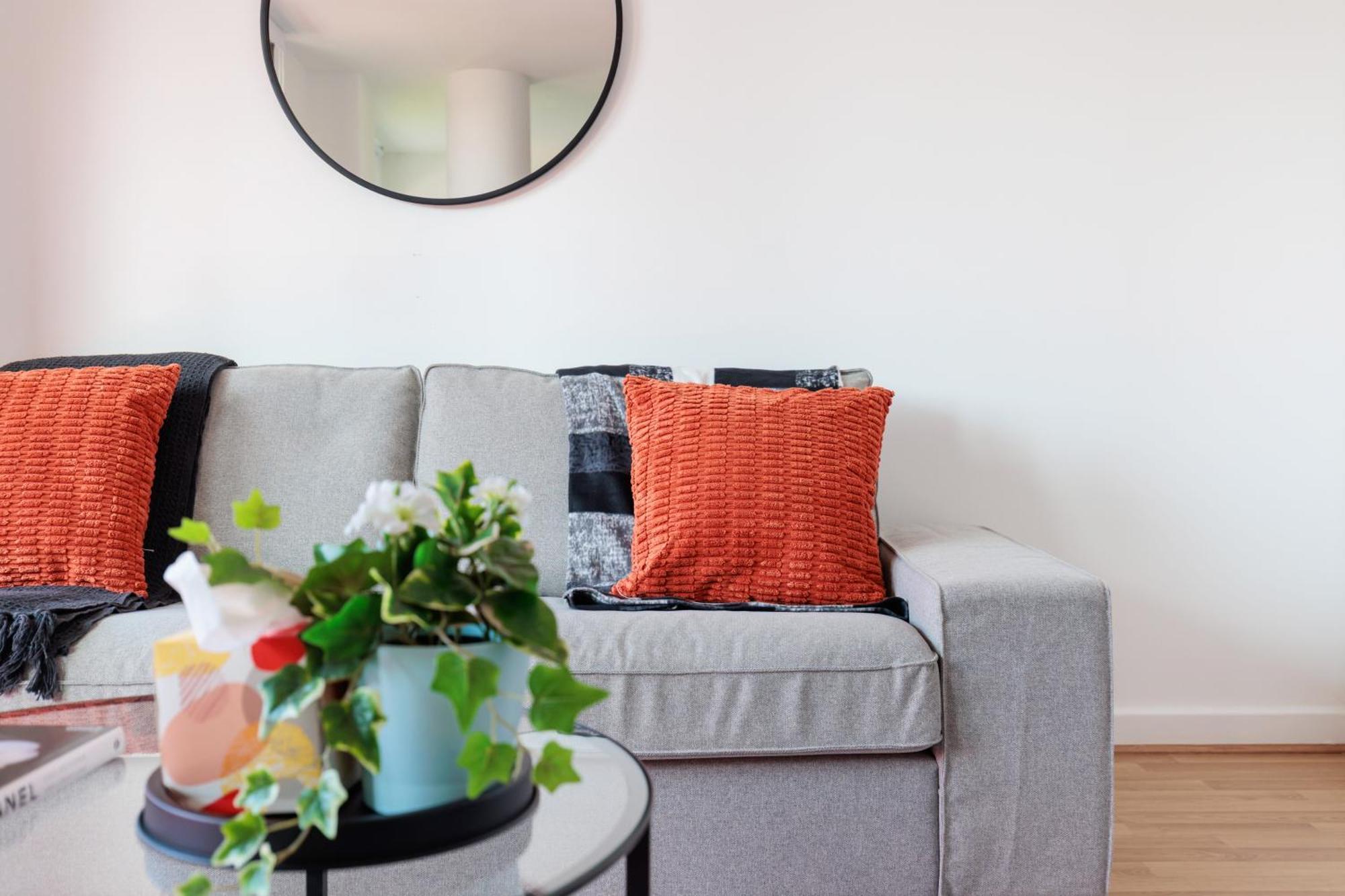 Apartment Stunning 2-bed, 2-bath With Balcony Views Stratford Westfield