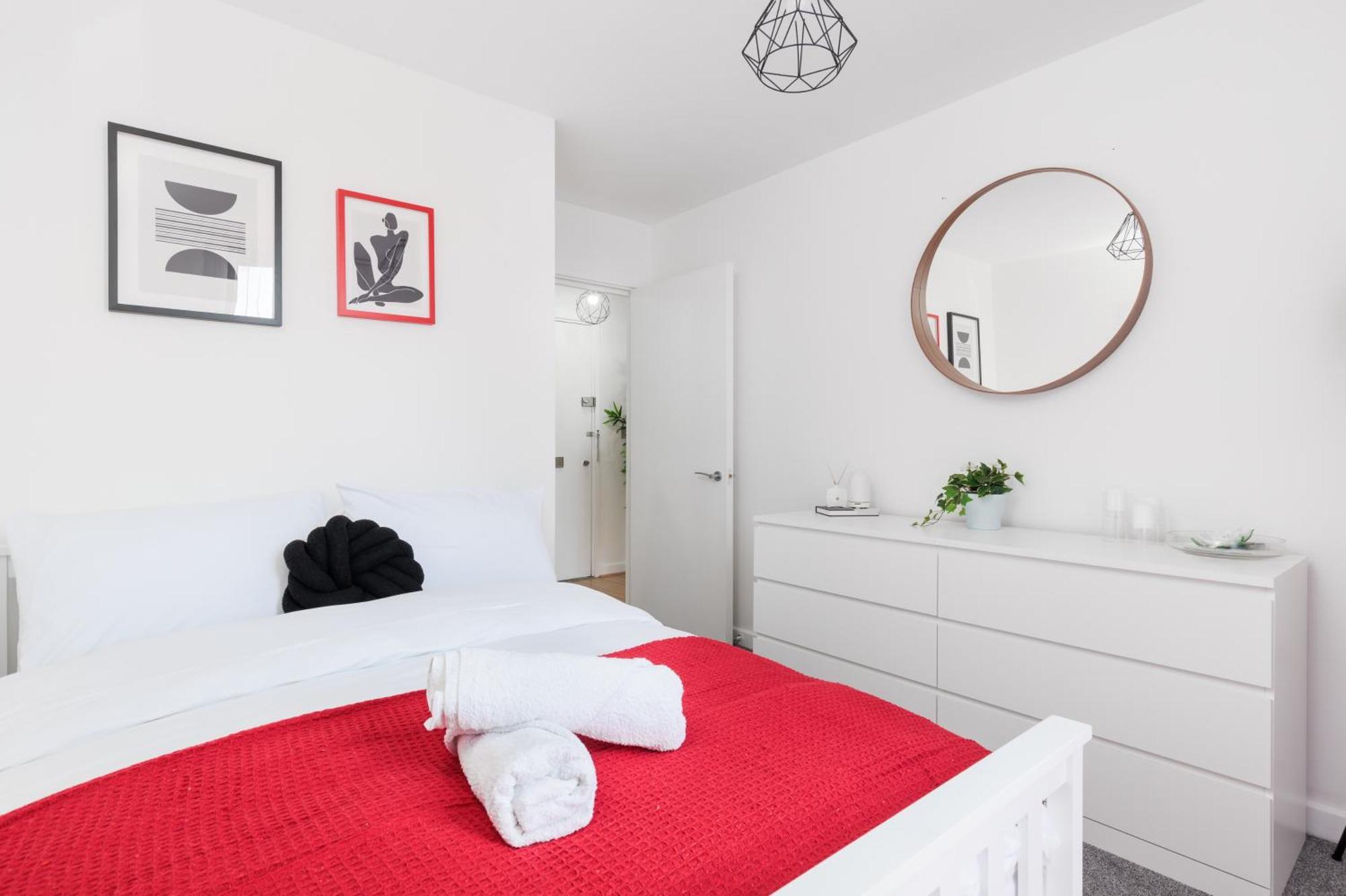 Apartment Stunning 2-bed, 2-bath With Balcony Views Stratford Westfield *