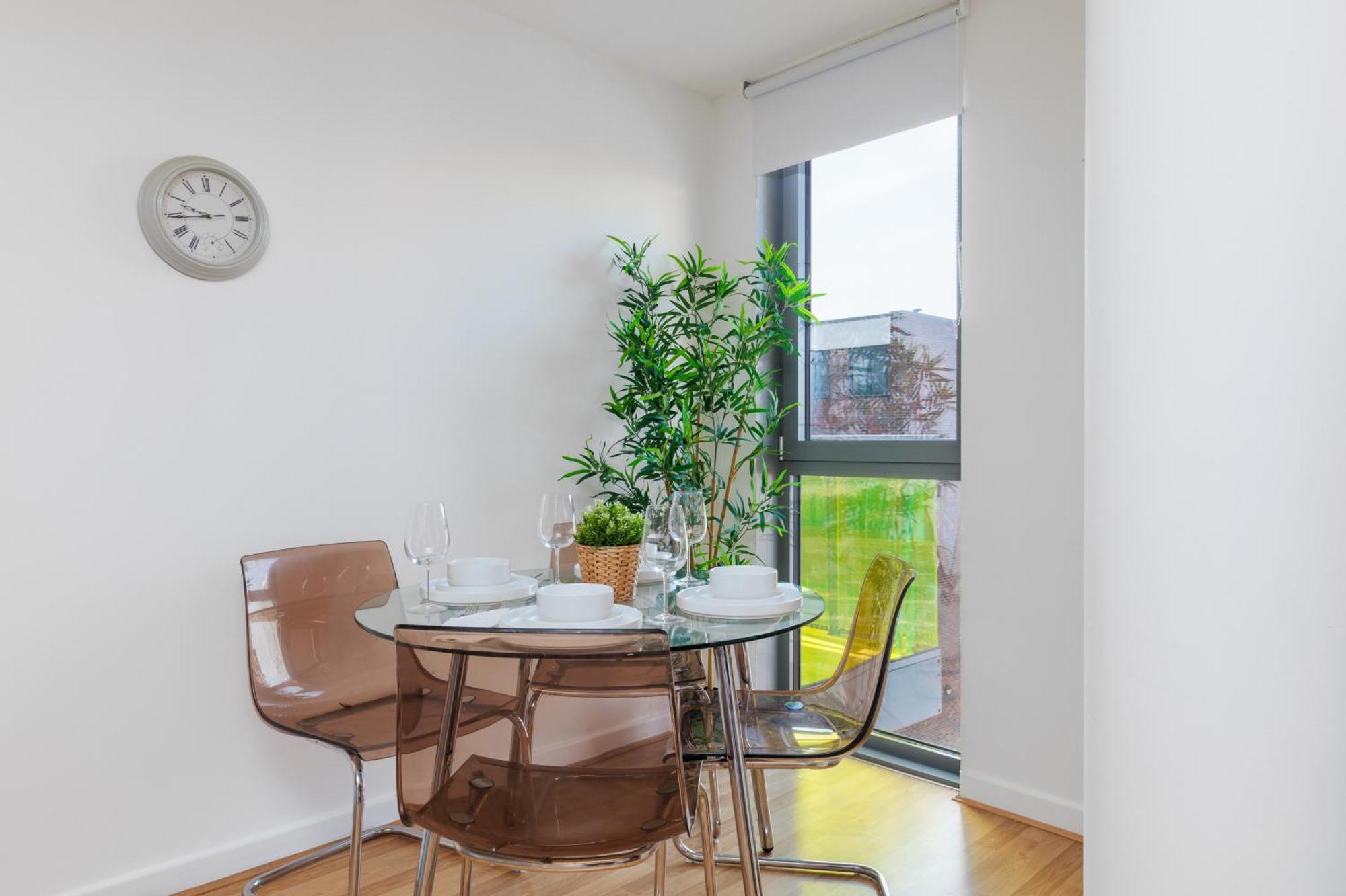 Apartment Stunning 2-bed, 2-bath With Balcony Views Stratford Westfield London