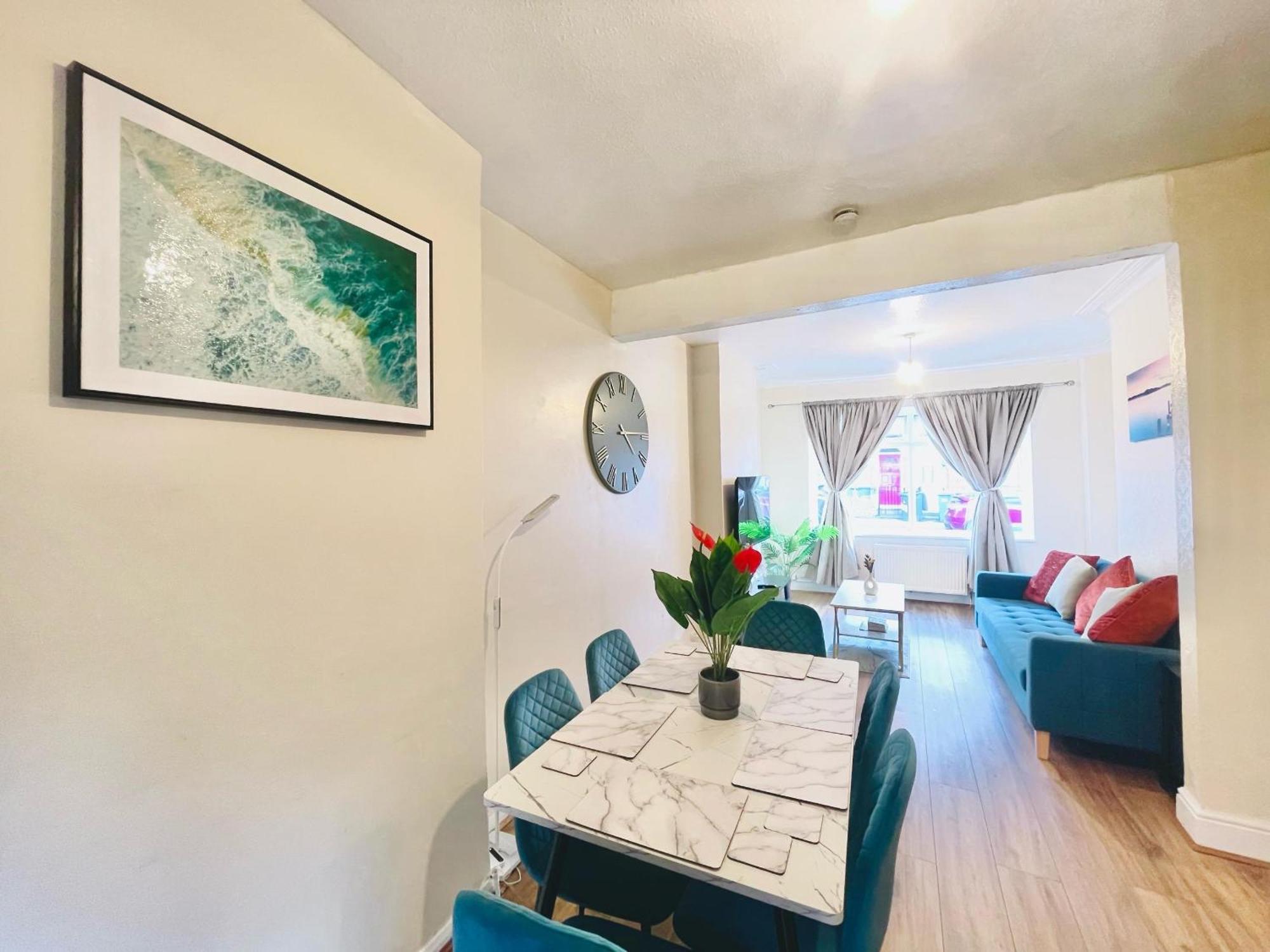 In Plaistow & Free Parking Apartment