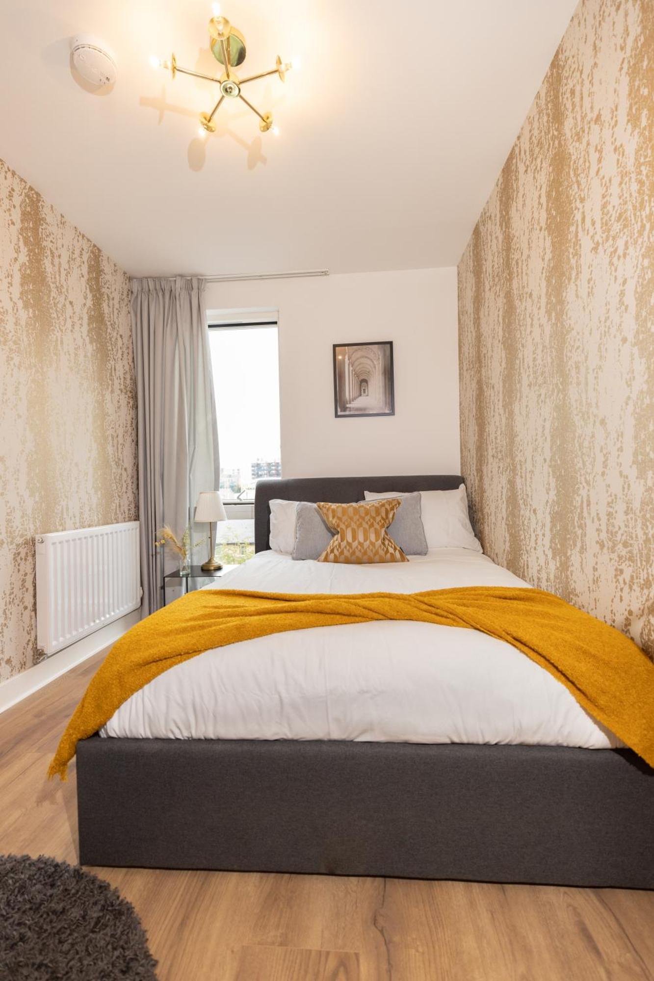 Stylish 3 Bed Near Downtown & Free Parking Apartment