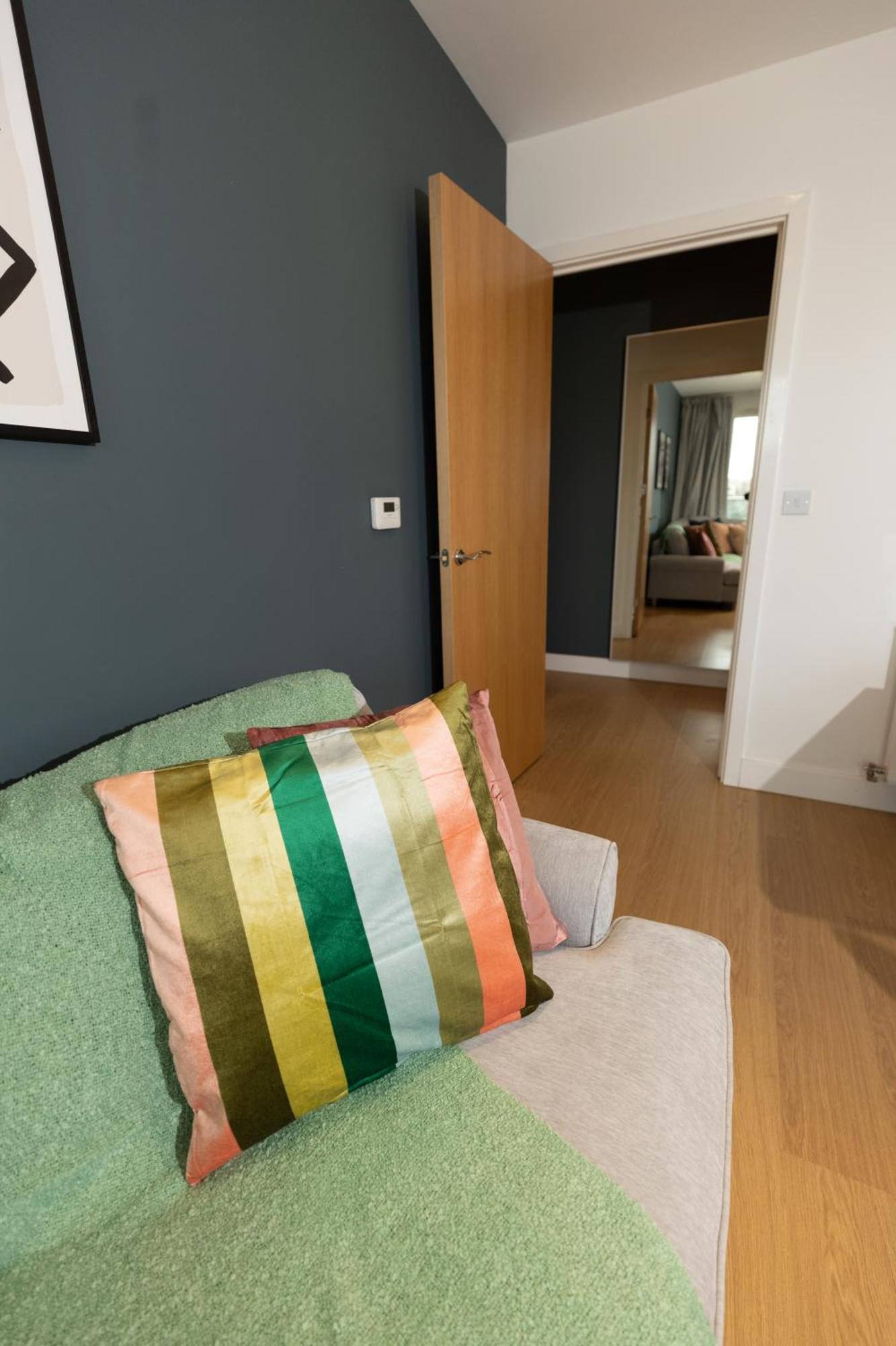 Stylish 3 Bed Near Downtown & Free Parking Apartment