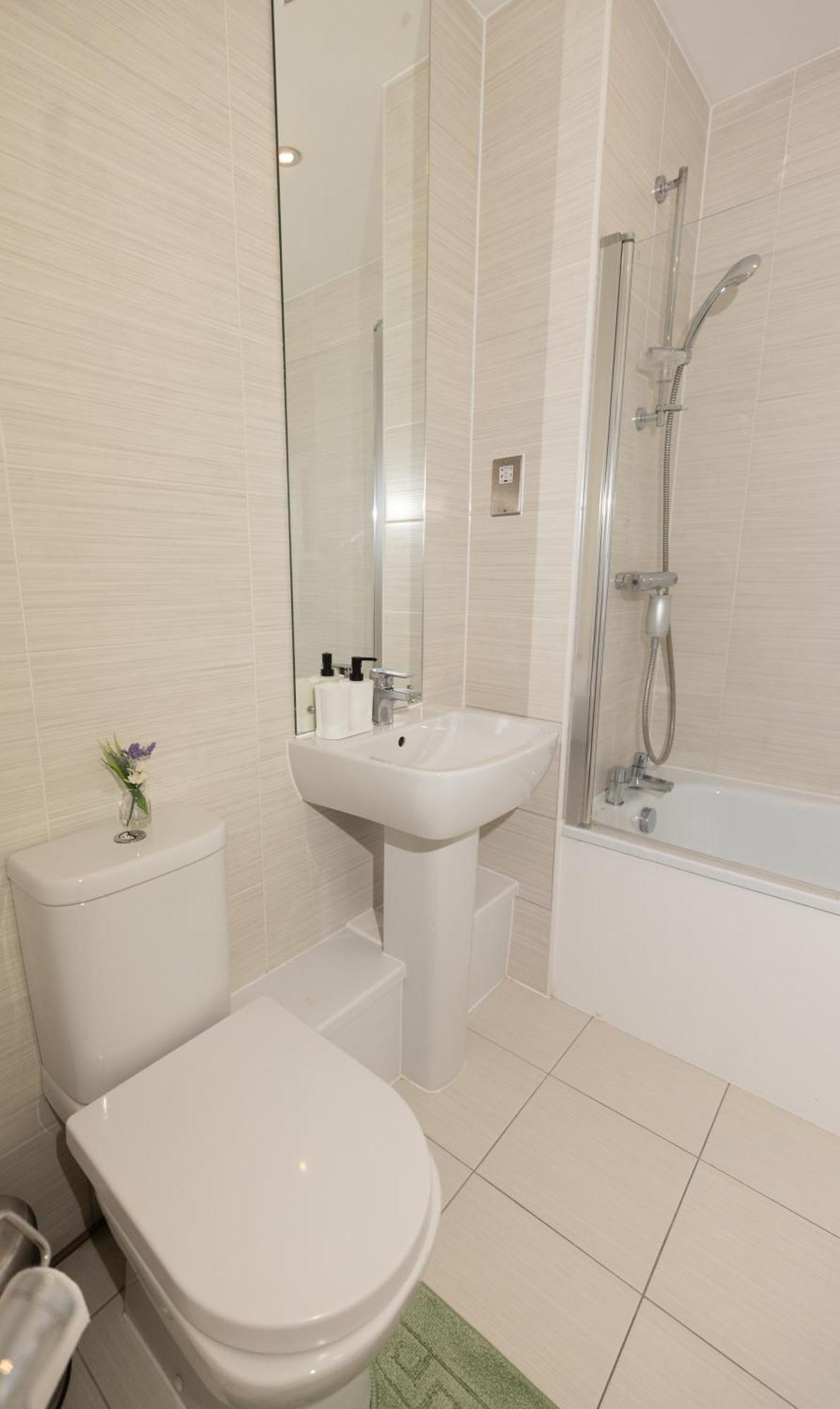 Apartment Stylish 3 Bed Near Downtown & Free Parking *