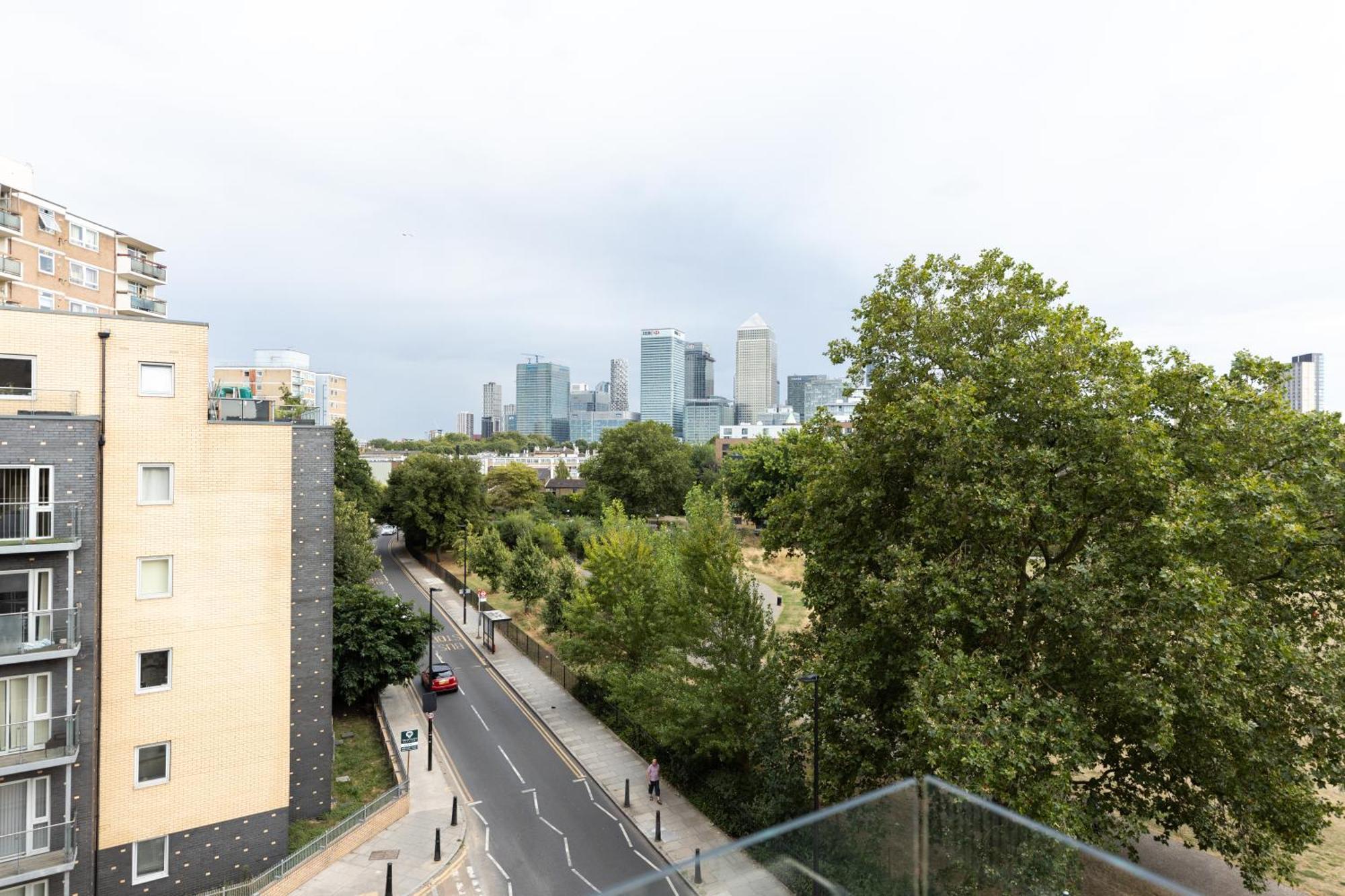Apartment Stylish 3 Bed Near Downtown & Free Parking London