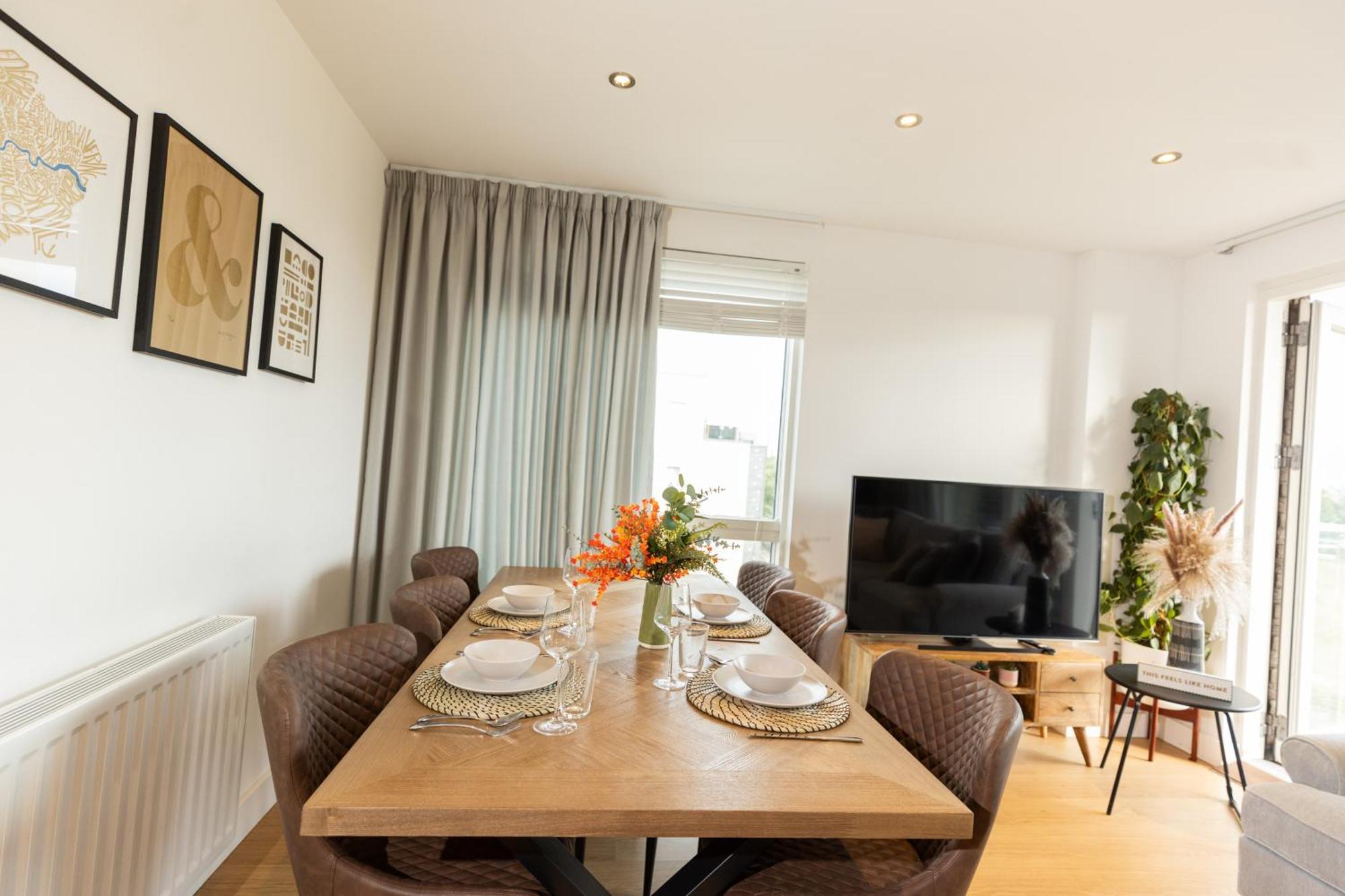 Apartment Stylish 3 Bed Near Downtown & Free Parking London