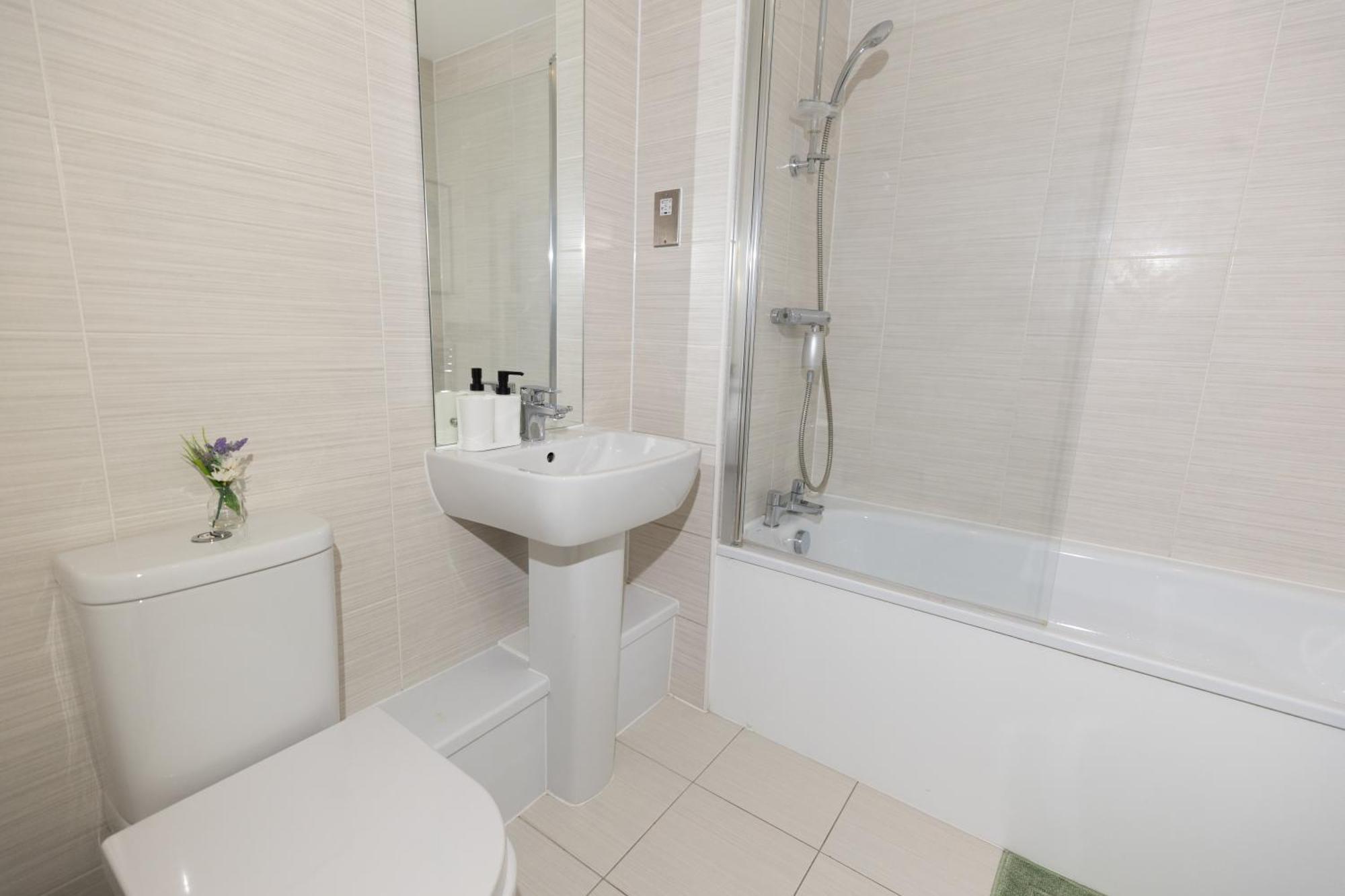 Stylish 3 Bed Near Downtown & Free Parking *