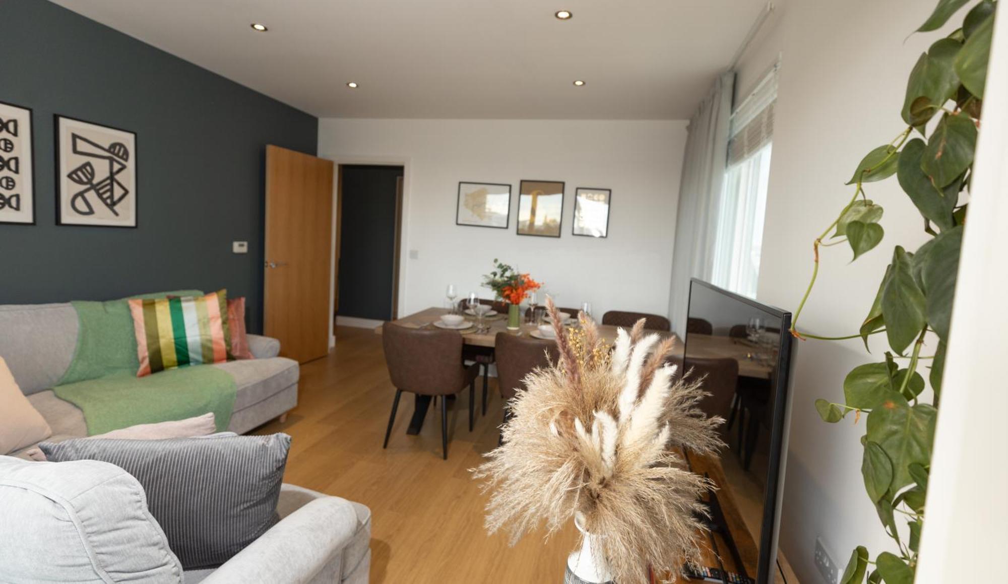 Stylish 3 Bed Near Downtown & Free Parking London