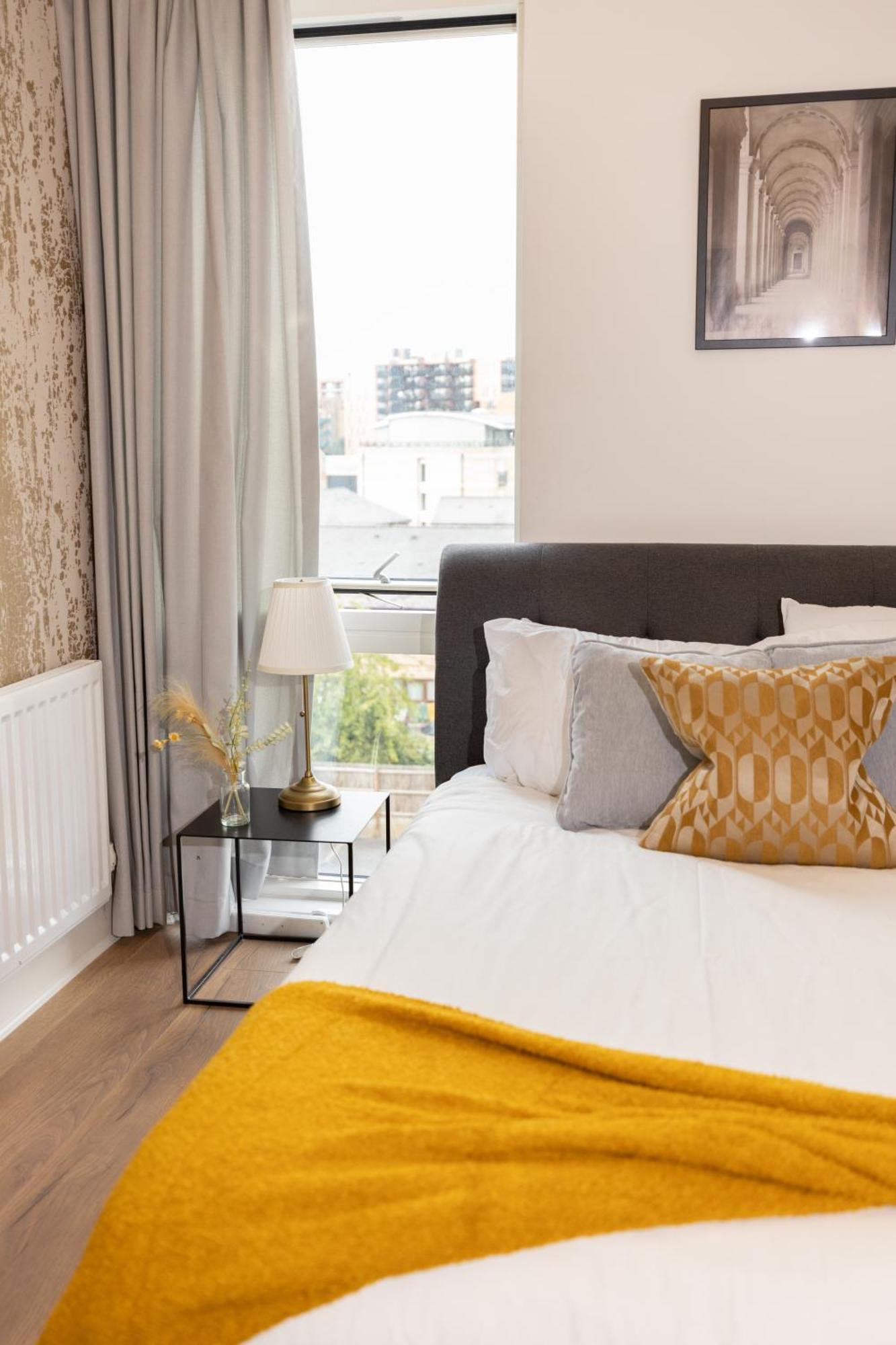 Stylish 3 Bed Near Downtown & Free Parking * London