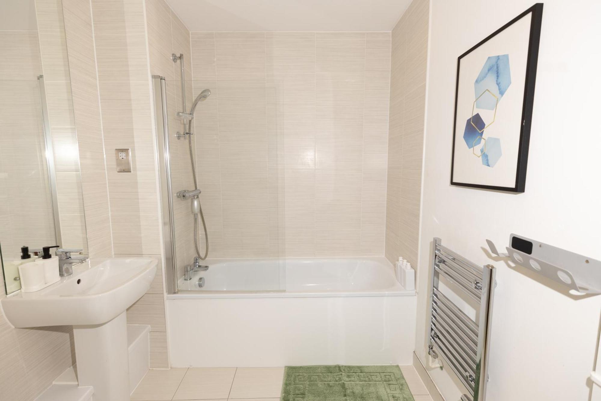 Stylish 3 Bed Near Downtown & Free Parking