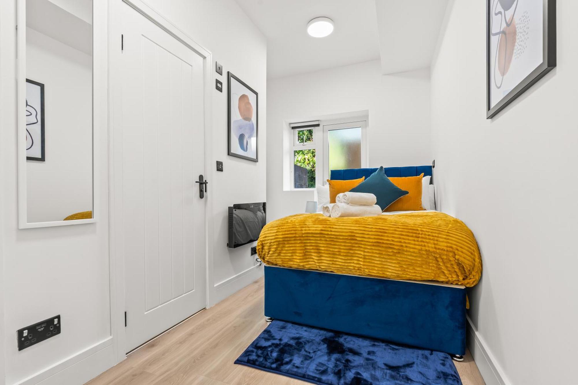 Modern 4 Bed - Free Parking *
