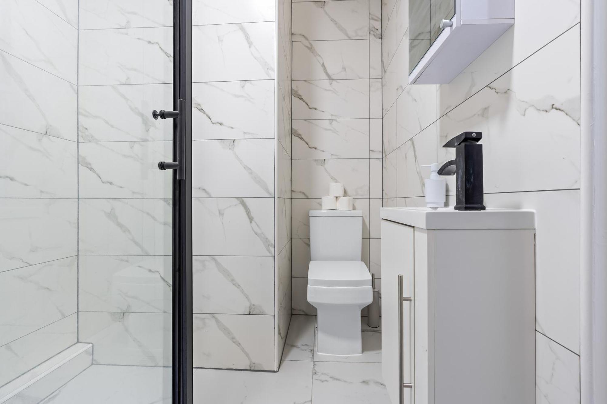 Modern 4 Bed - Free Parking Appartement *
