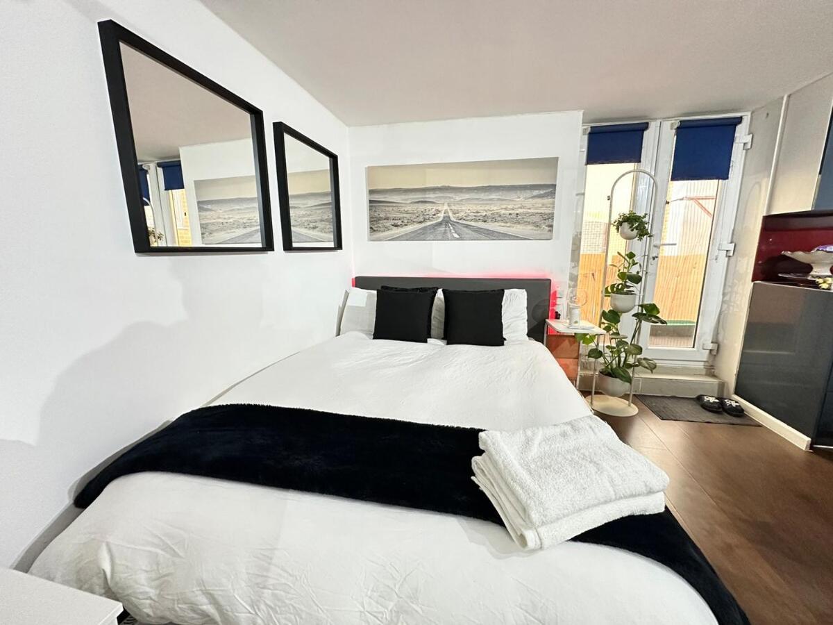 Holiday home Cozy Modern In The Heart Of *