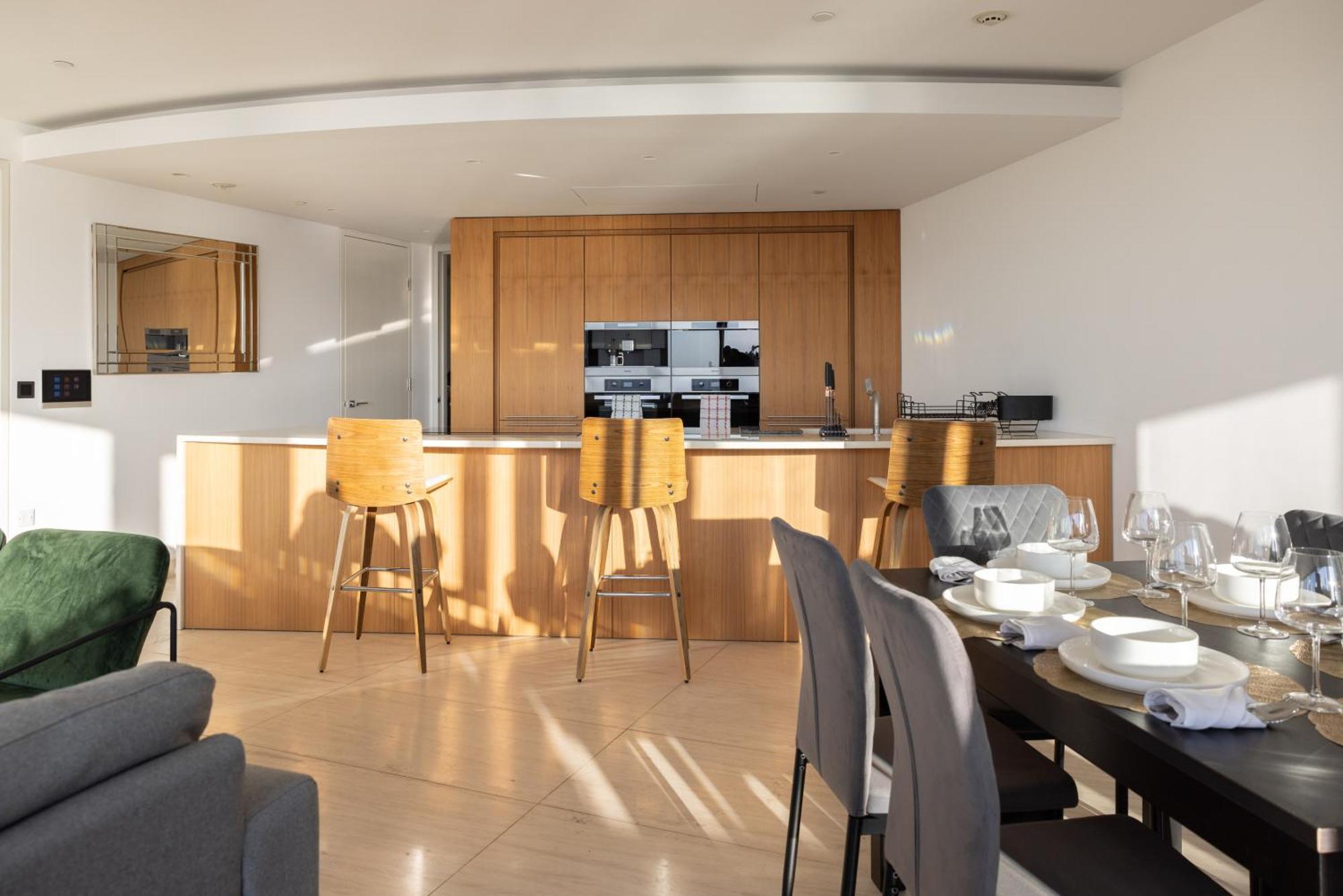 Skyline Views Luxury 3 Bedroom Free Parking Apartment *