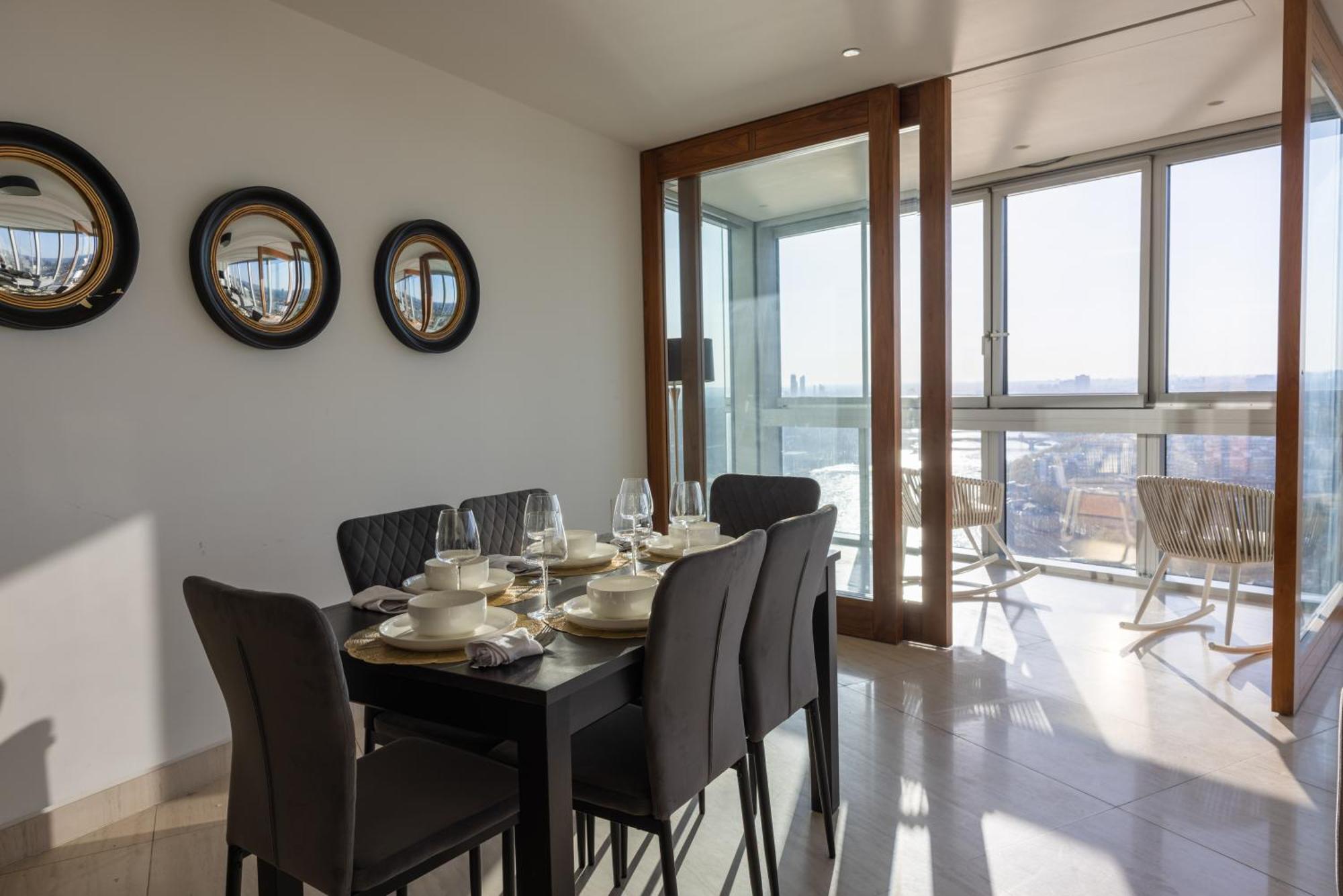 Skyline Views Luxury 3 Bedroom Free Parking Apartment *