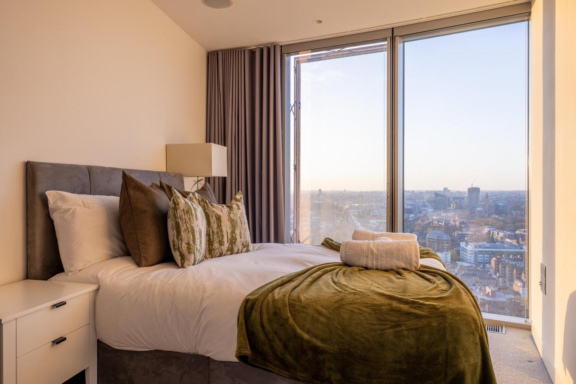 Skyline Views Luxury 3 Bedroom Free Parking Apartment *