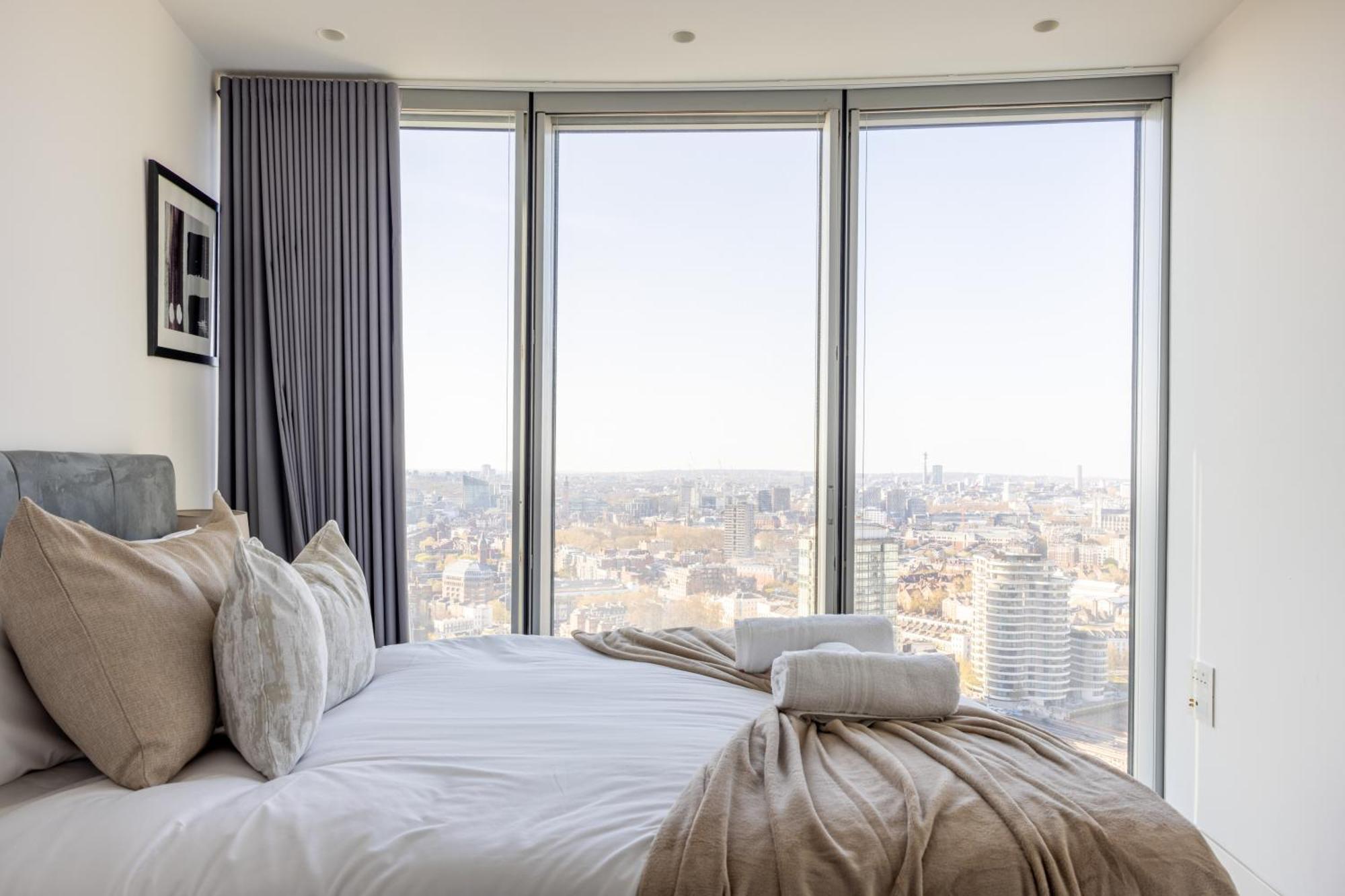 Skyline Views Luxury 3 Bedroom Free Parking Apartment London