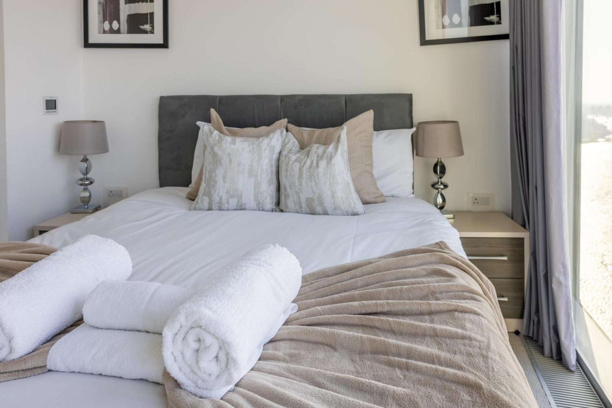 Skyline Views Luxury 3 Bedroom Free Parking Apartment London