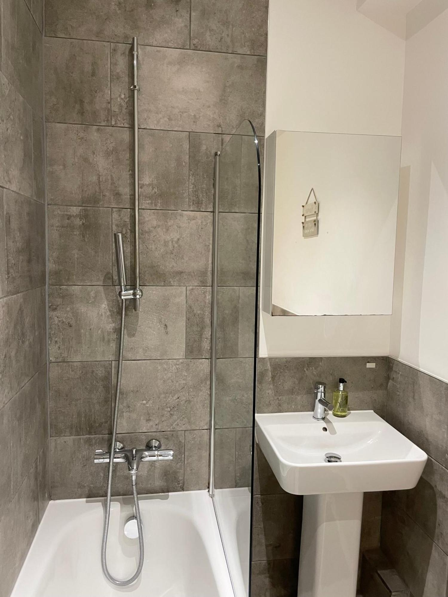 Victoria Maisonette Apartment London