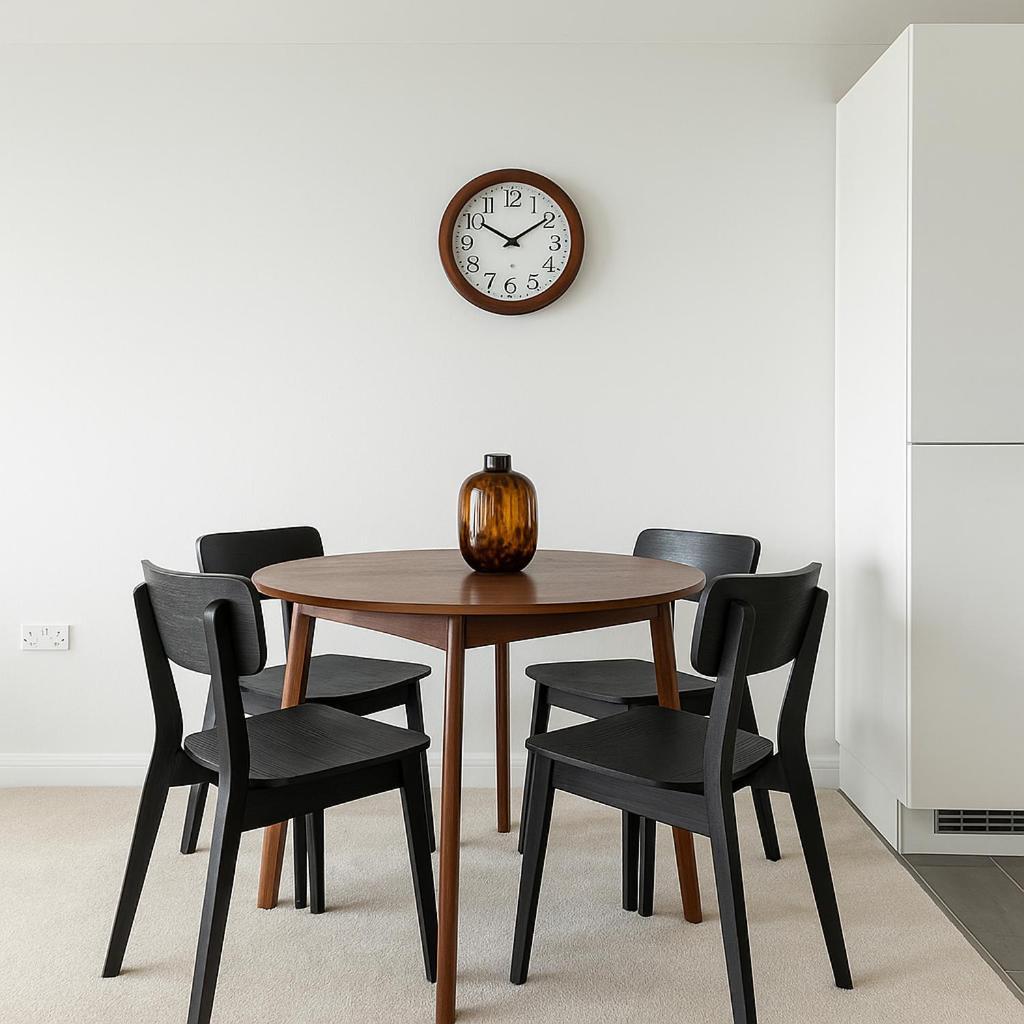 2 Bed Flat With Balcony In Wimbledon Apartment London