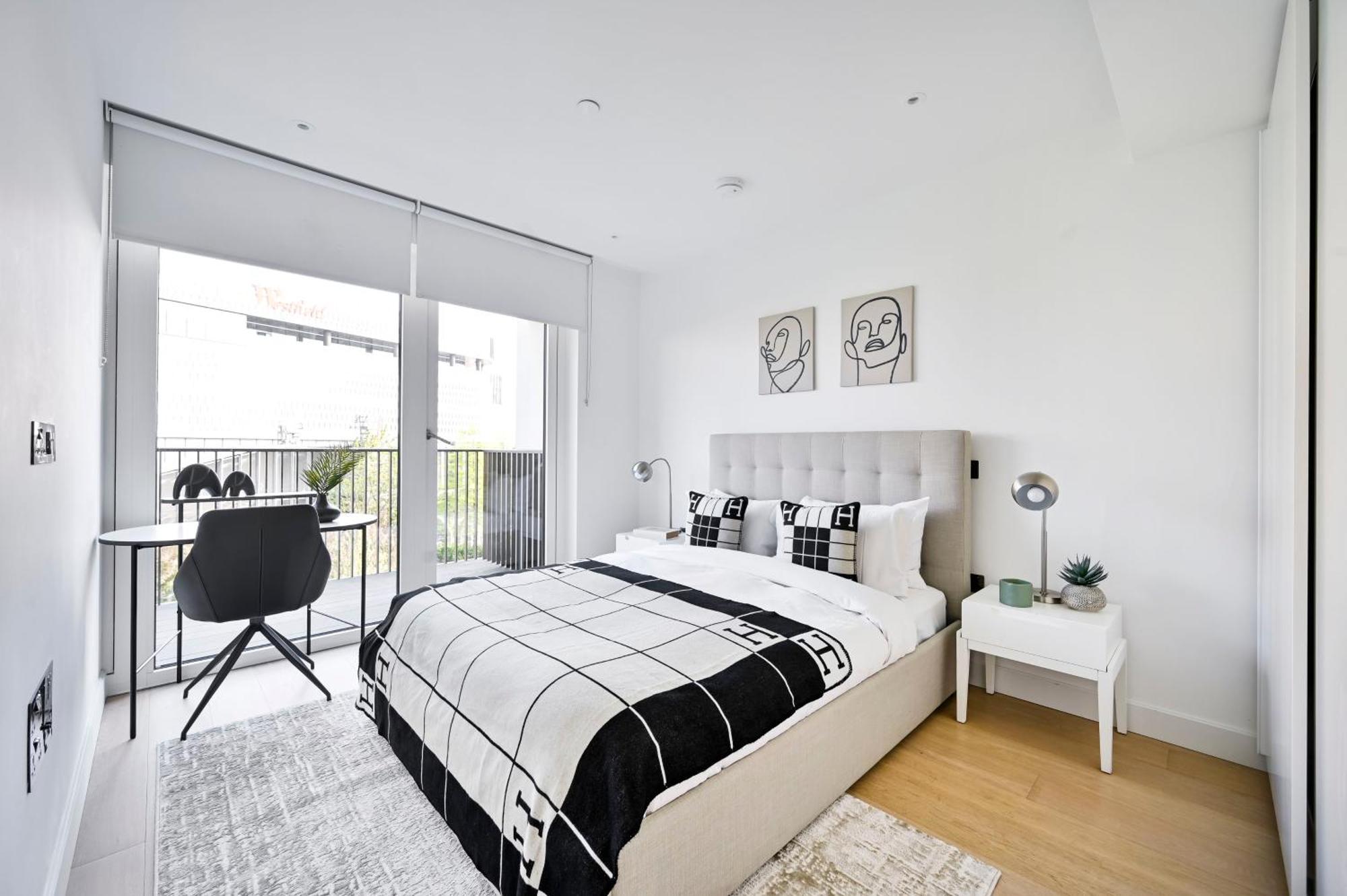 Chic Westfield Retreat - Two Bedroom Two Bathroom Luxury In White *