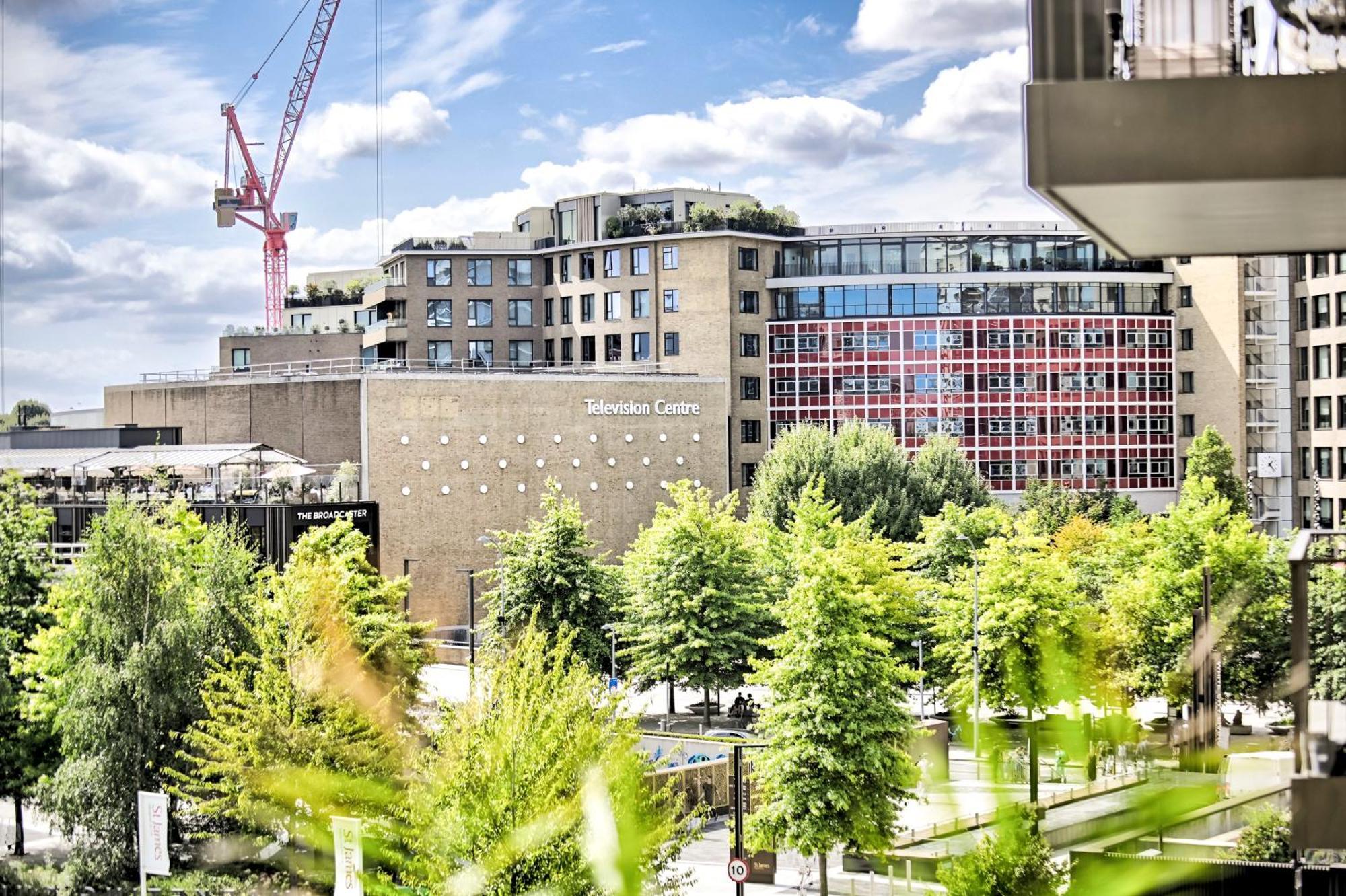 Chic Westfield Retreat - Two Bedroom Two Bathroom Luxury In White Apartment London