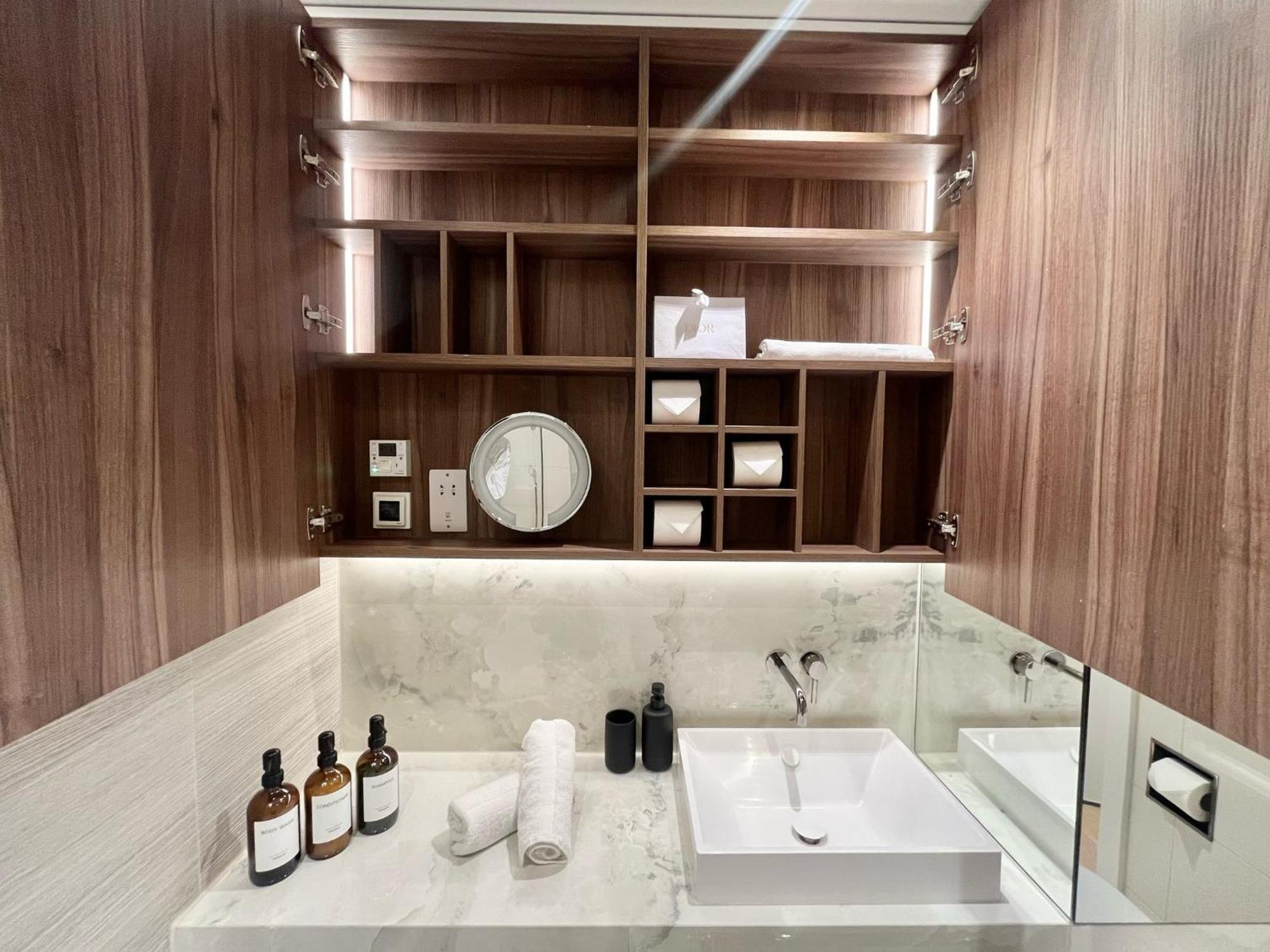 Apartment Chic Westfield Retreat - Two Bedroom Two Bathroom Luxury In White London