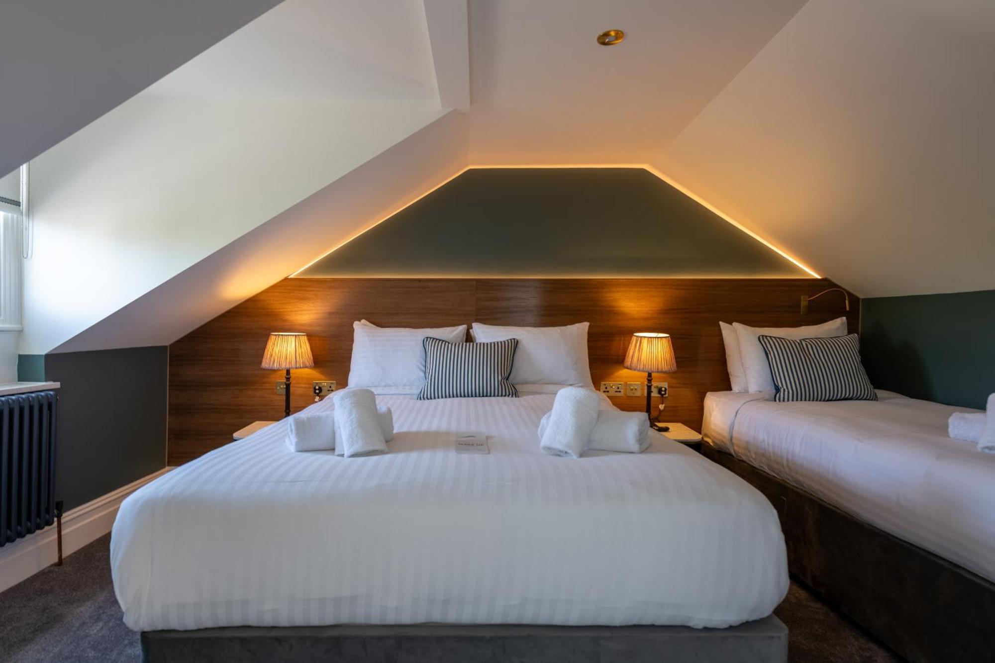 Gjestgiverier The Crown Pub & 4*