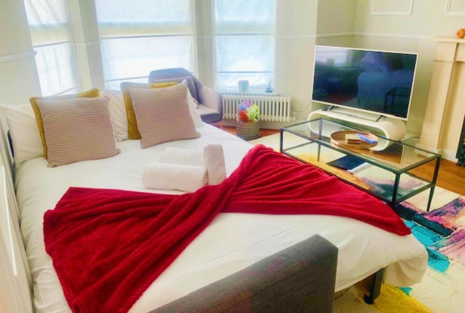 Classical Beauty In Greenwich Apartment London
