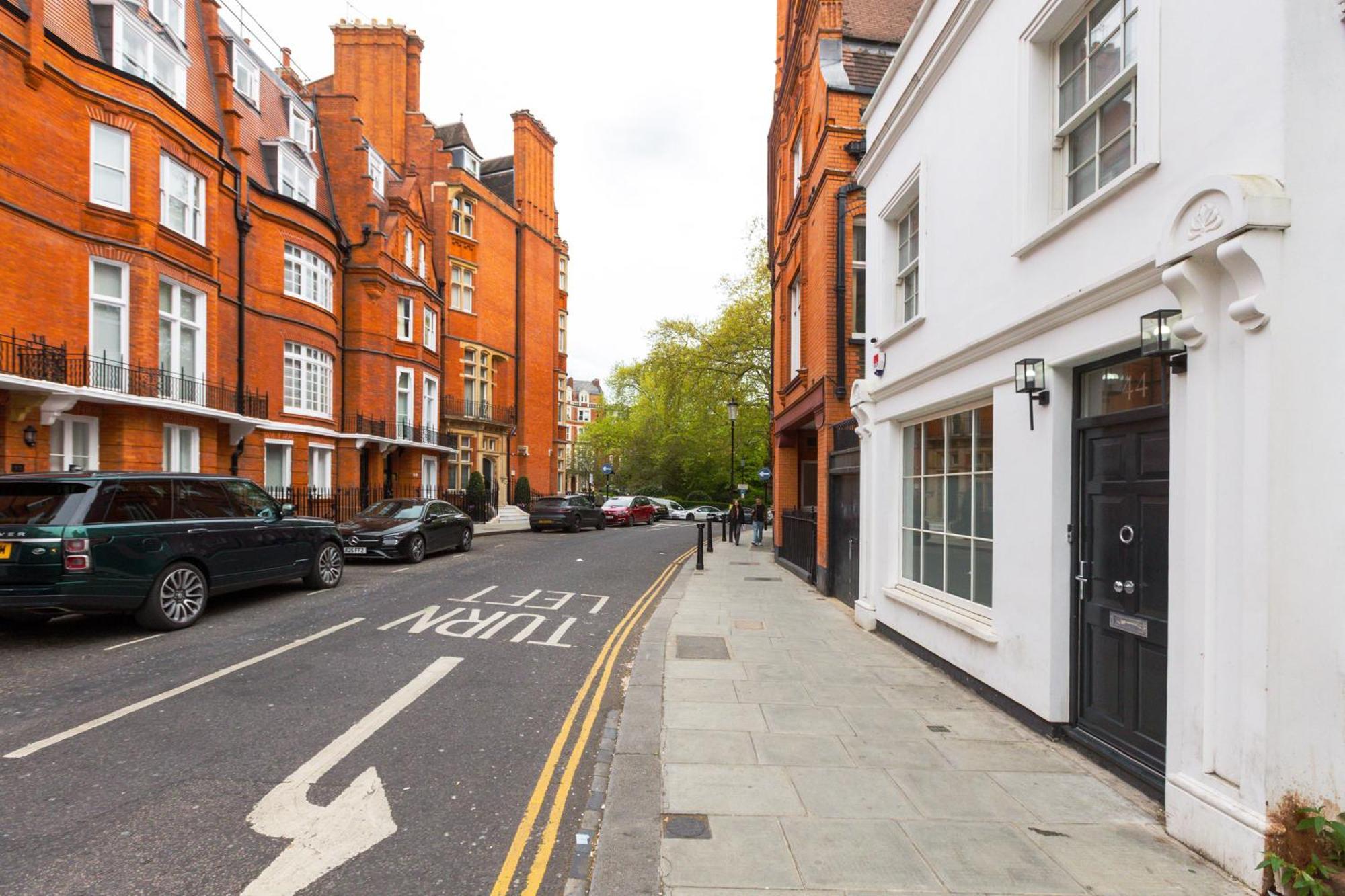 Luxurious 4-bed Knightsbridge Near Harrods Apartment *