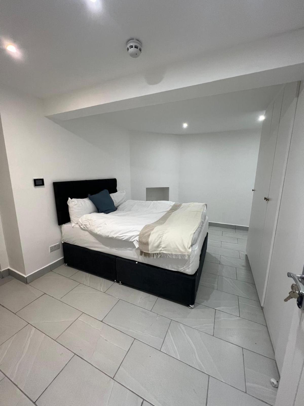 Bell Street 2 Bedroom Flat A * London