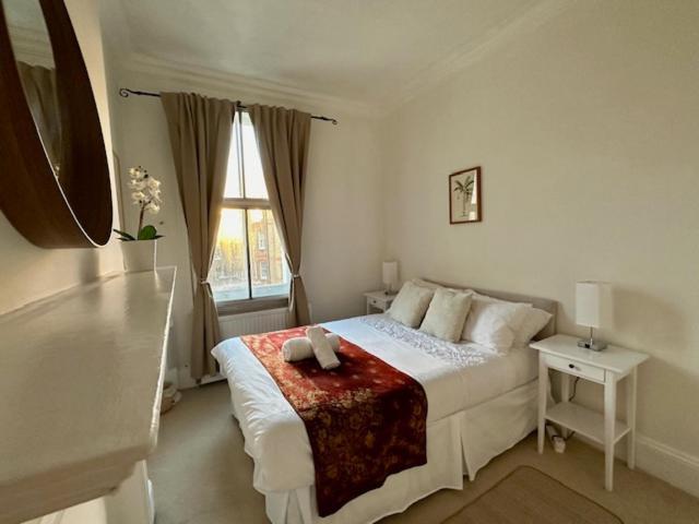 & Charming 2-3 Bed In Kensington, 2 Minutes To Tube, Piccadilly & District Lines, Stunning Garden Views Apartment *